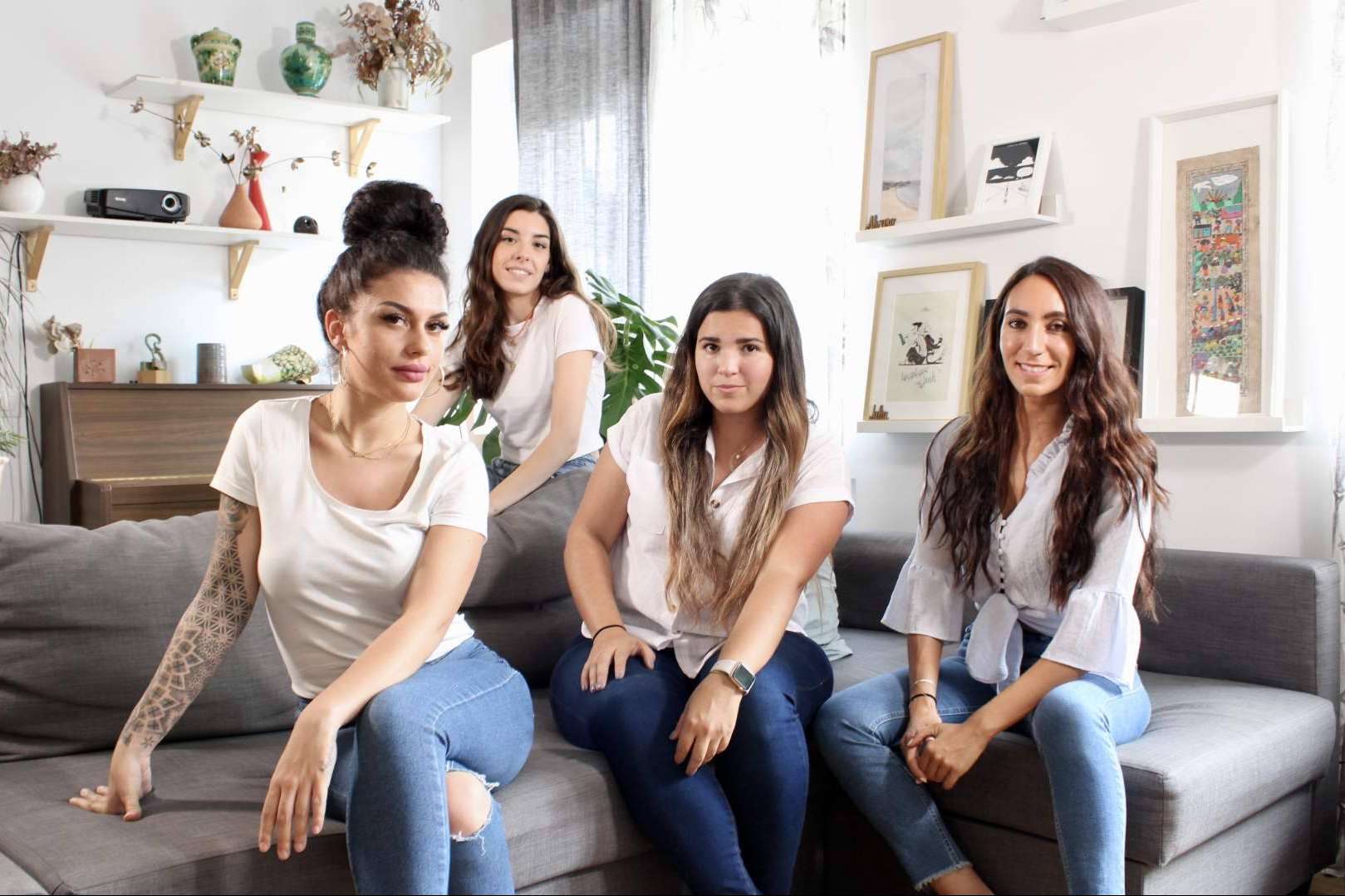 Un equipo de mujeres jóvenes busca localizaciones para series y películas
