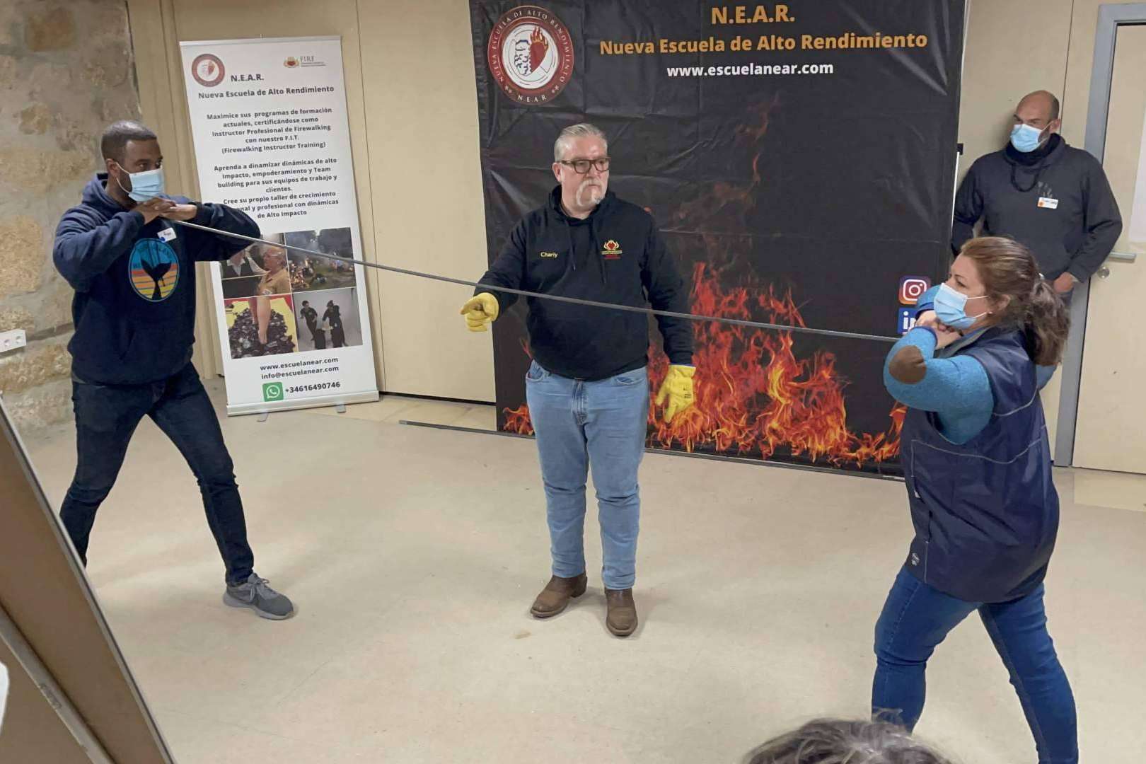 Los profesionales del coaching usan como herramienta la metodología de alto impacto y firewalking