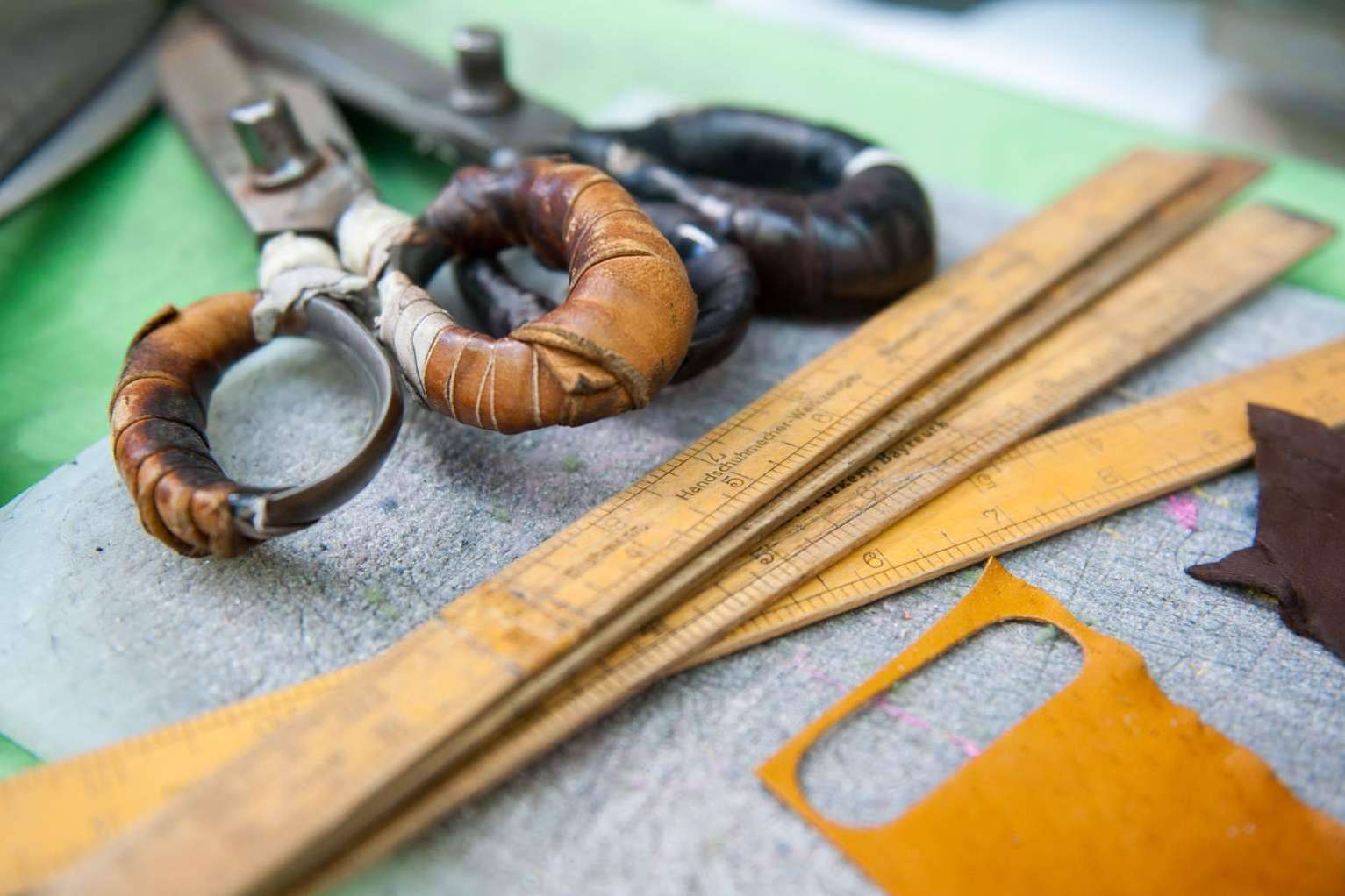 Guantes de mujer con un diseño único y calidad artesanal de la mano de Santacana