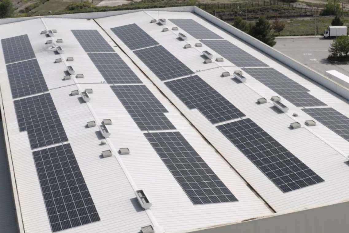 Los beneficios de instalar paneles solares en un negocio