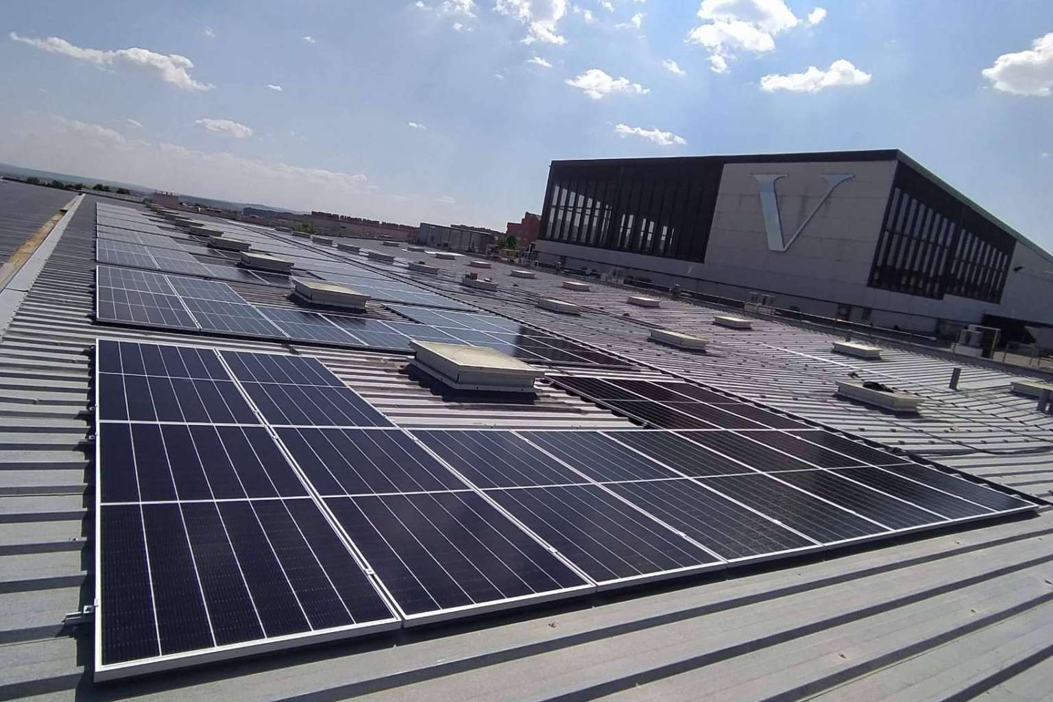 Los beneficios de la instalación de paneles solares en casas u oficinas