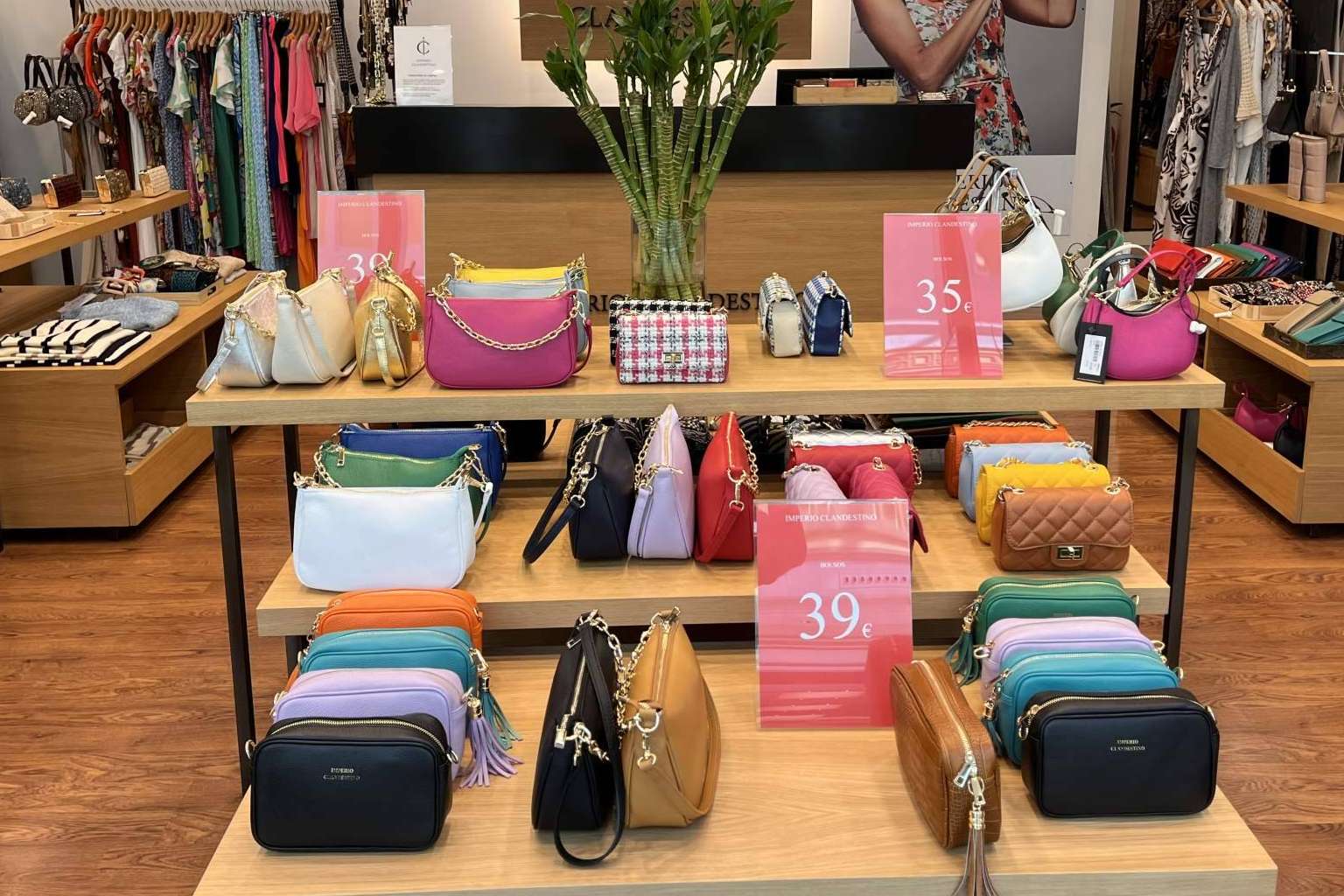 La tienda Imperio Clandestino dispone de carteras y complementos para cualquier evento