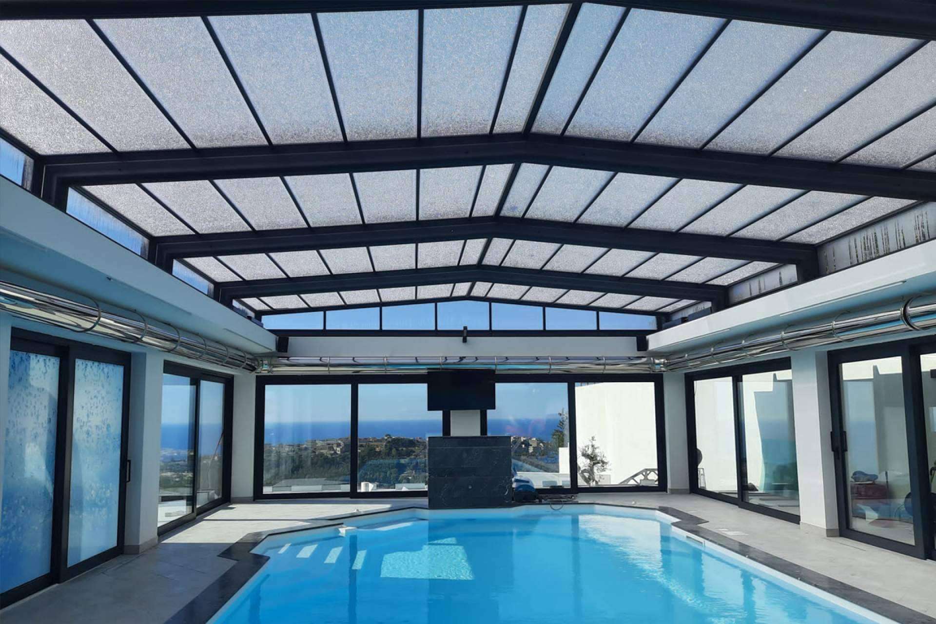 Cuidado y mantenimiento de piscinas de la mano de COVERTTO y sus techos fijos y móviles