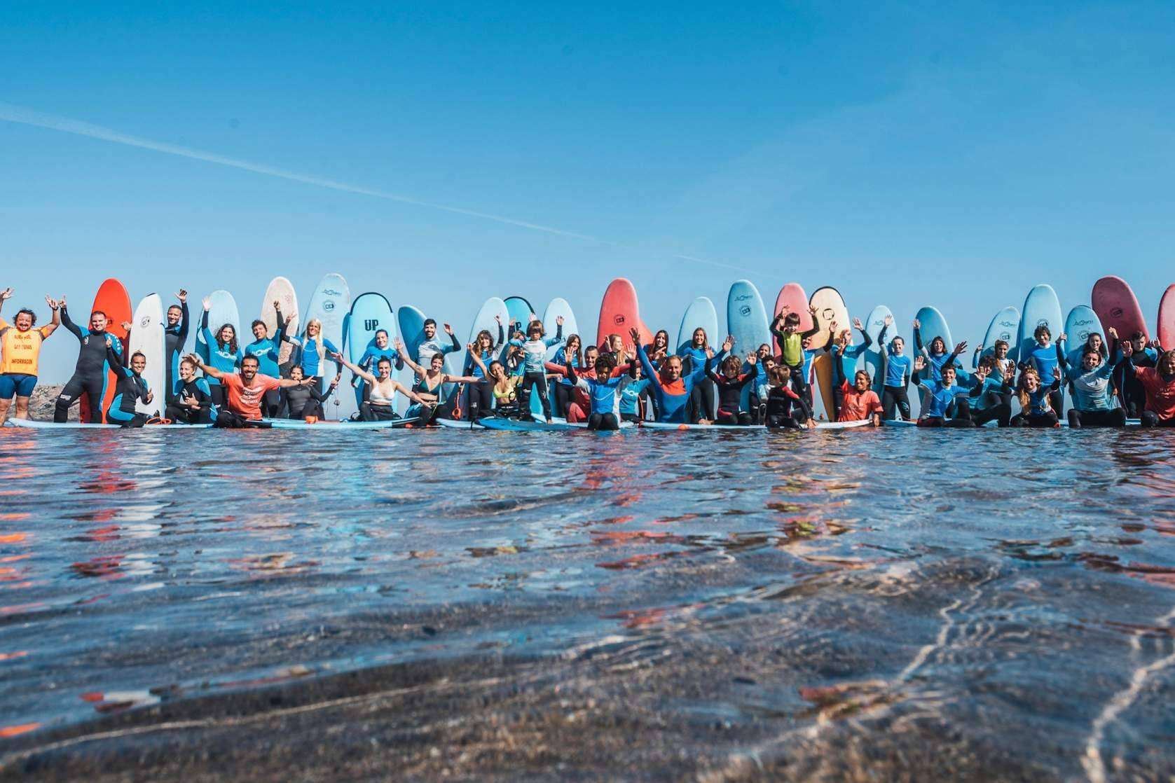 La gran afluencia durante el verano para hacer surf en Salinas de Surfistas, por la escuela Family Surfers - Surfcamp Las Dunas