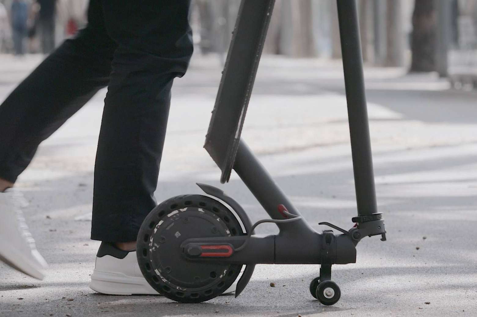 Soporte para patinete eléctrico de Techmotion Electronics para facilitar el desplazamiento del mismo