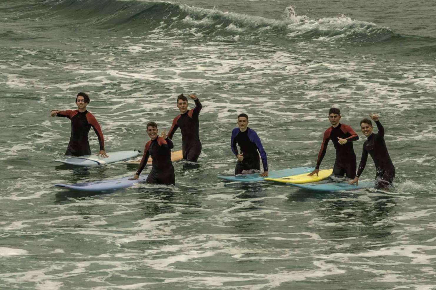 Campamento de surf en plena naturaleza para los niños que visitan Cantabria, con Ajo Natura Surf Camp