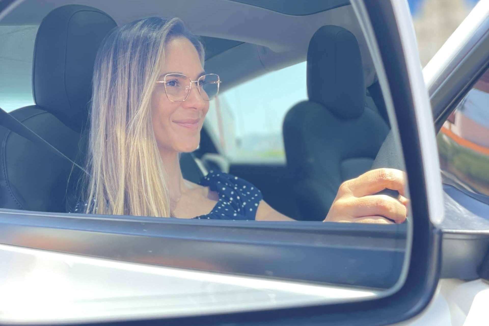 La experta Carolina Lober y Confortauto comparten algunos consejos para conducir con gafas