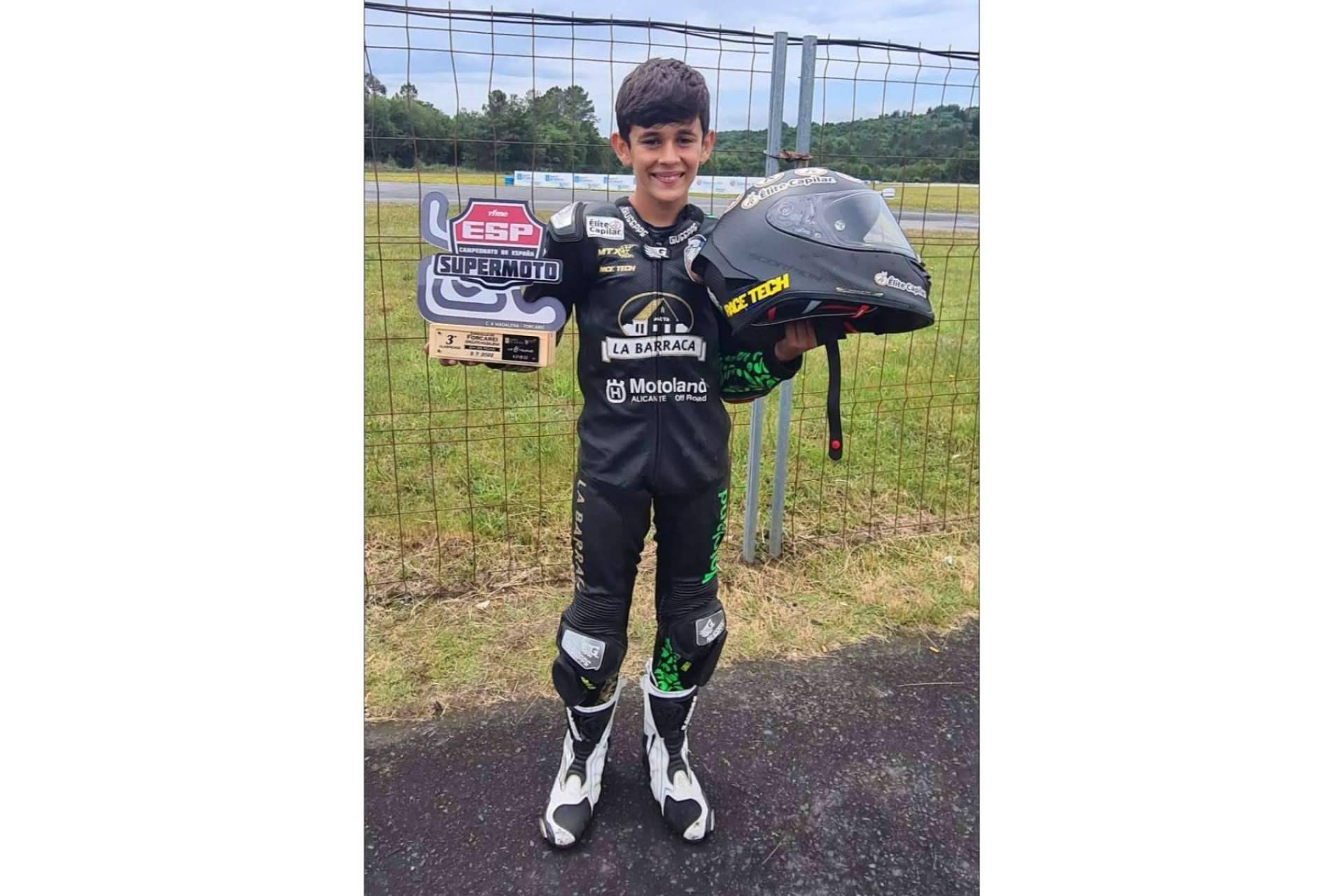 Marc Moñinos Esteve, patrocinado por el centro Élite Capilar, lidera por el momento el Campeonato Nacional de Supermoto 85cc