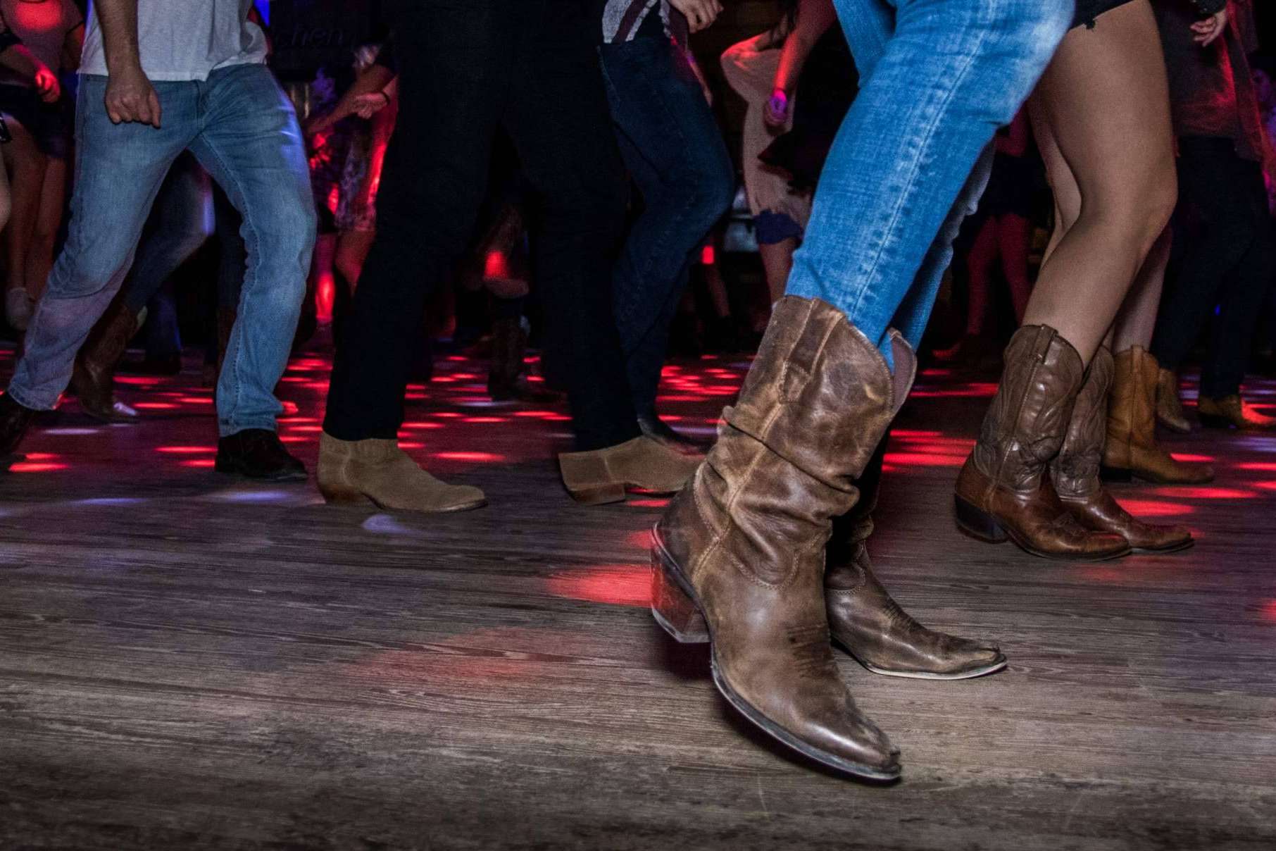 ¿Qué beneficios para la salud aporta el baile en línea?