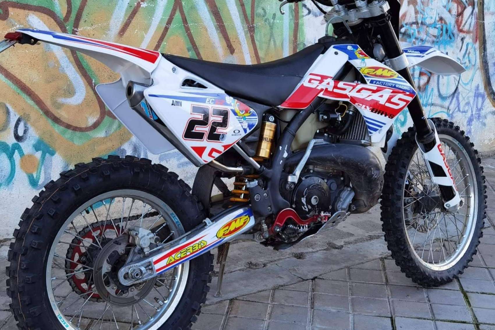 ADHESIVOSEMBARRADOS ofrece plásticos y adhesivos personalizados para motos off road