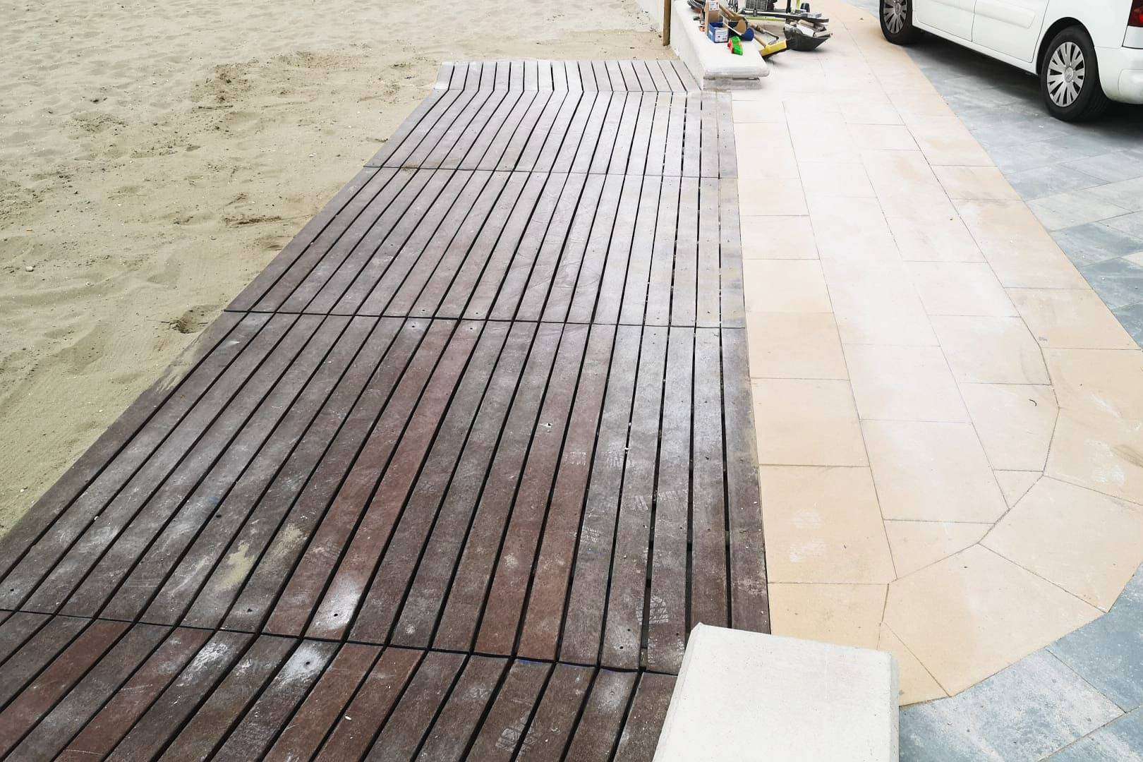 Las pasarelas hechas de plástico 100 % reciclado para las playas en verano