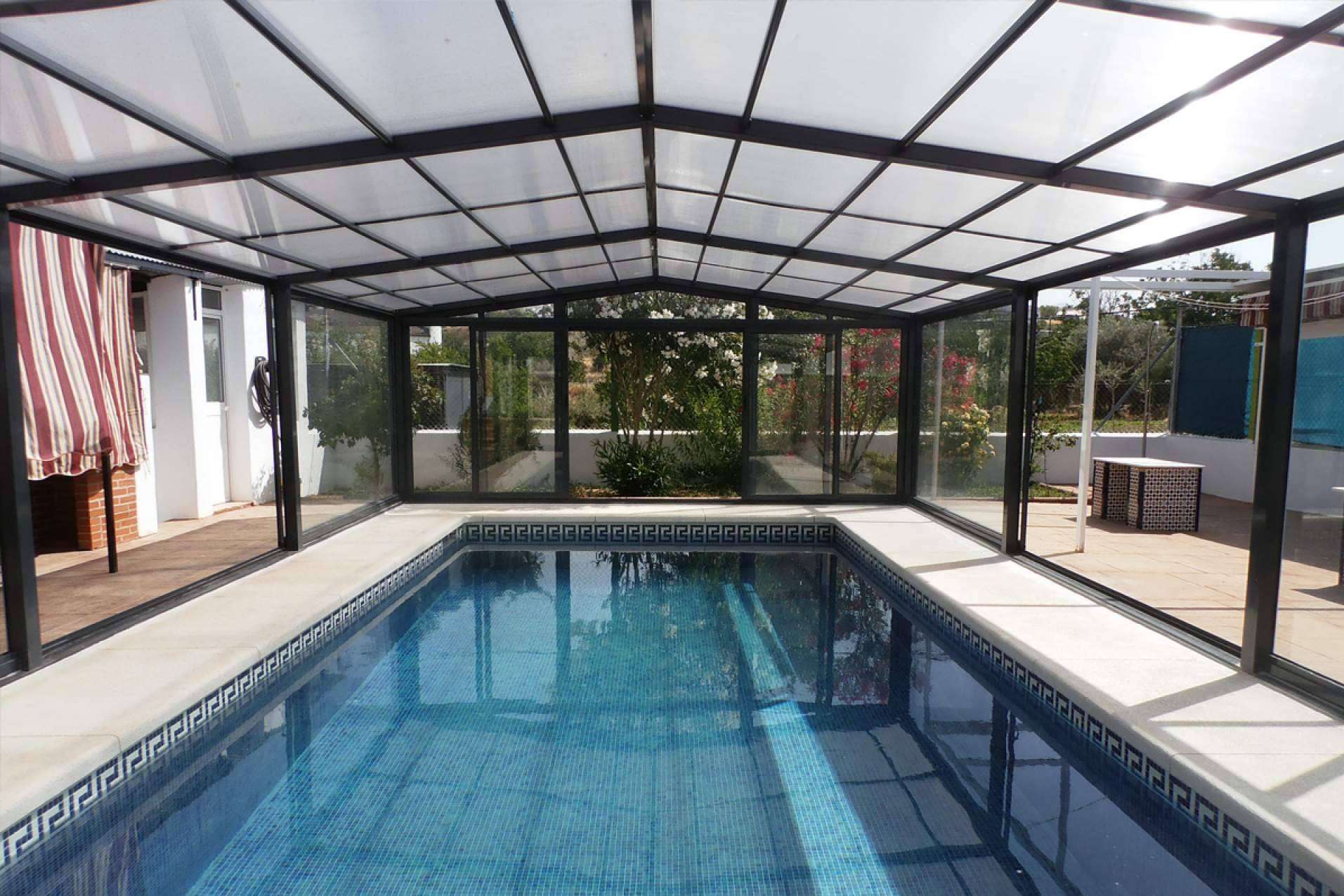 Todo sobre las cubiertas de piscina en vidrio de seguridad disponibles en COVERTTO