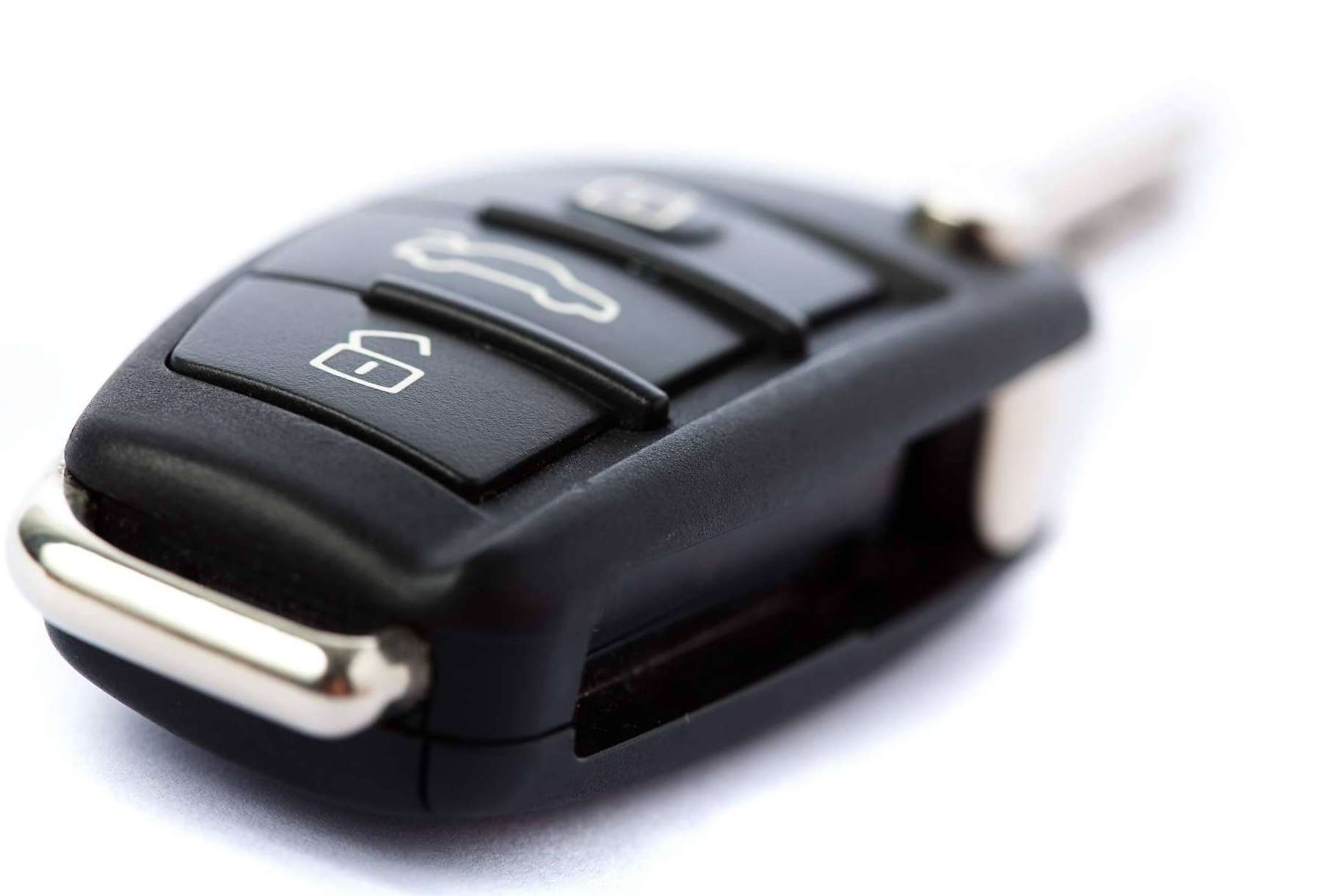 El servicio de sustitución de carcasas para llaves y mandos de coches de la compañía Eginer