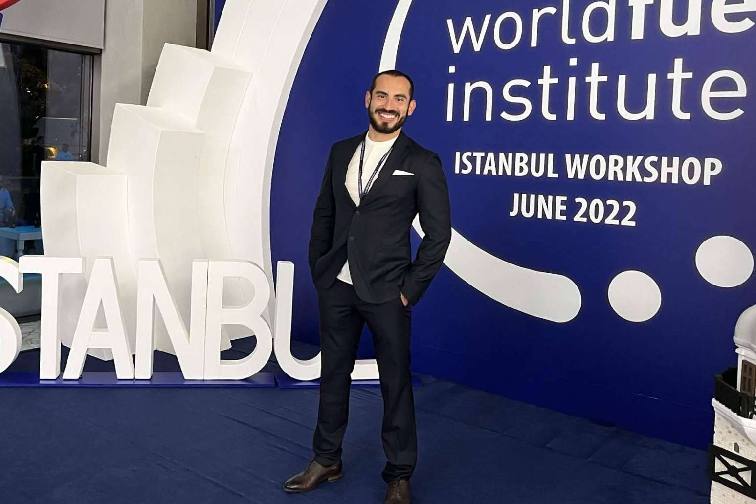 Dr. Bern, premiado por perfeccionar la técnica FUE - DHI y llevar su técnica a distintas partes de Latinoamérica y Europa