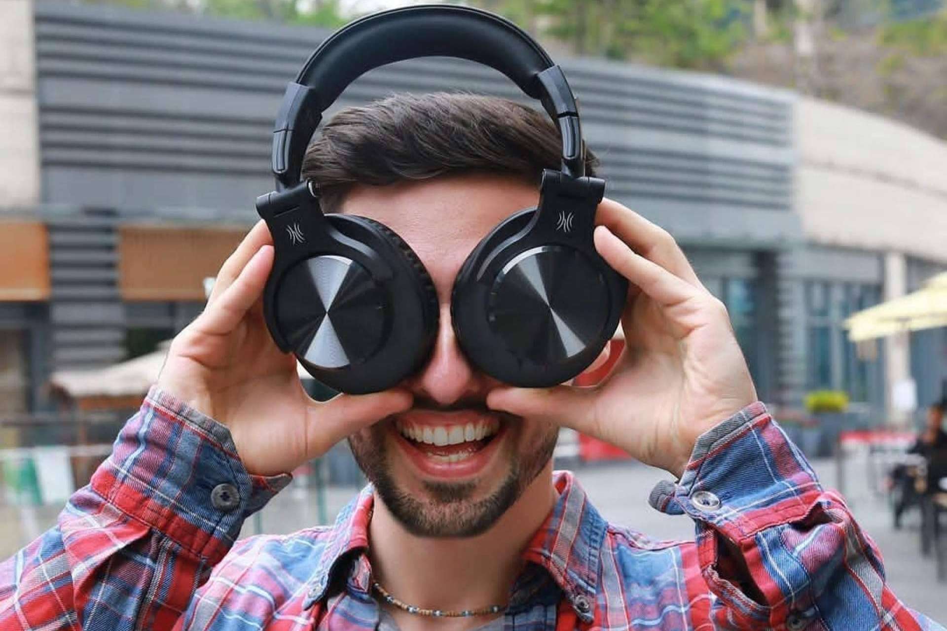 Aulover ofrece auriculares profesionales para realizadores de películas y locutores