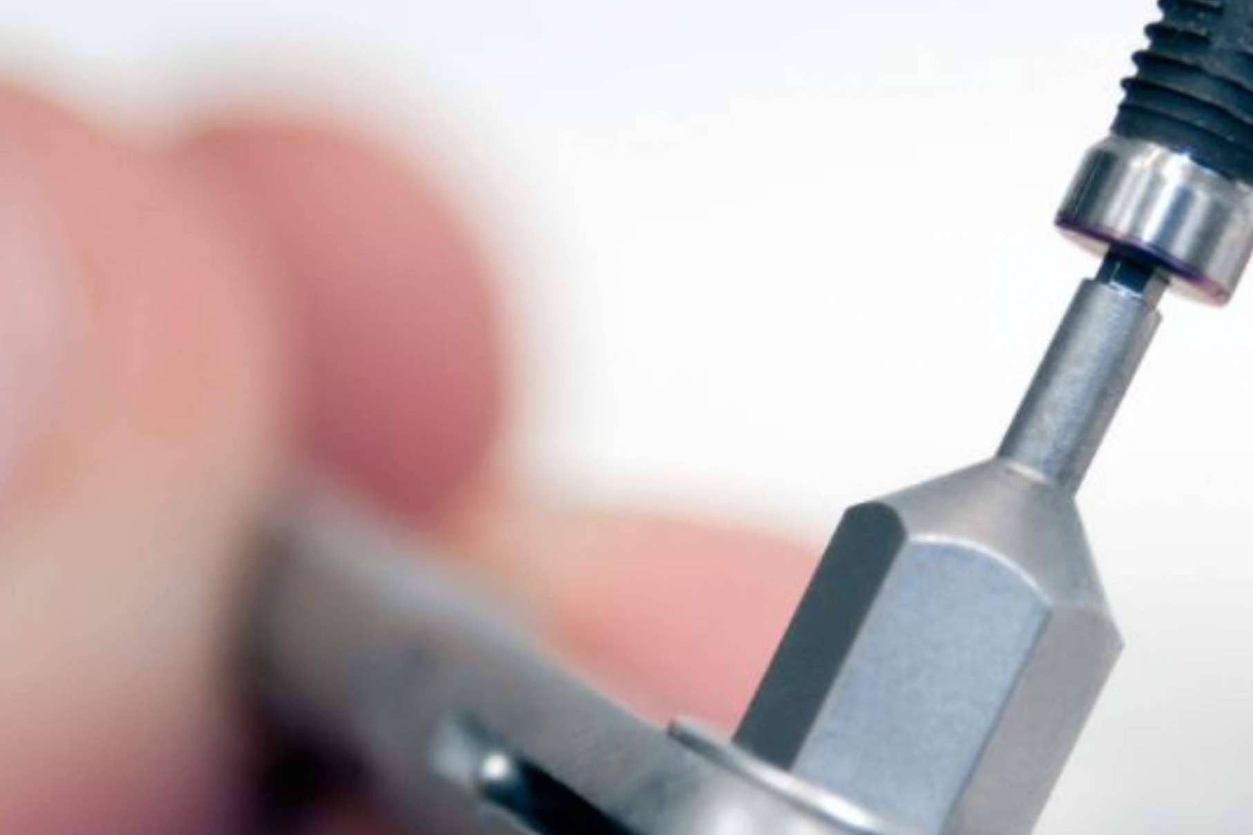 Recuperar la funcionalidad de la boca con implantes dentales en la clínica dental del Dr. Román Hernández