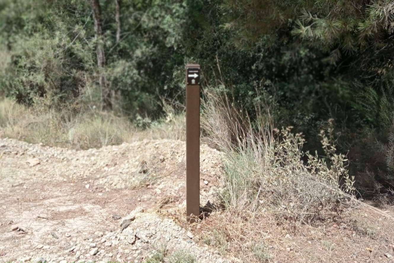 Abadecom ofrece balizas de plástico reciclado para el montaje y la habilitación de senderos rurales