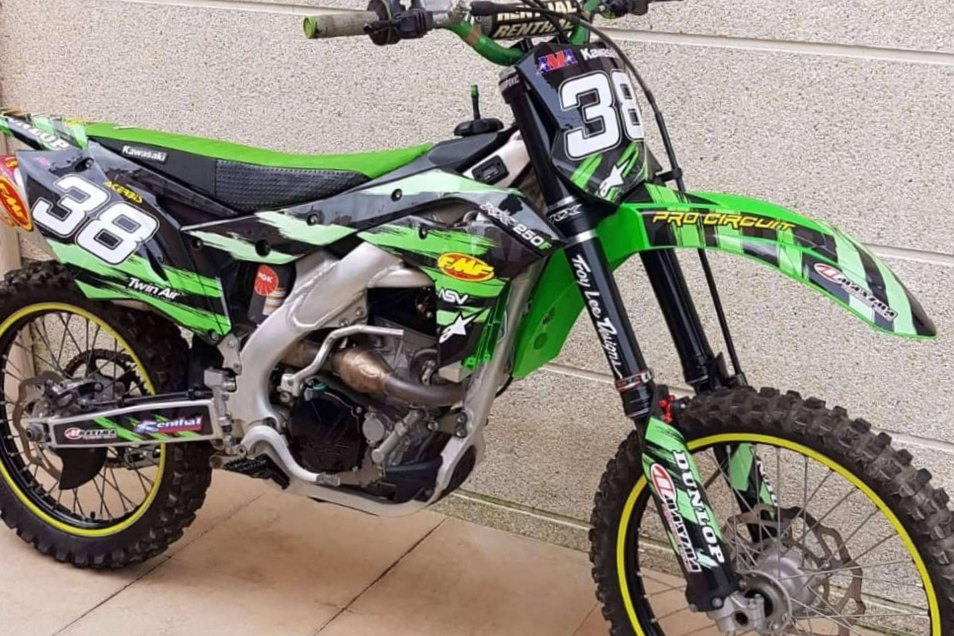 Plásticos y adhesivos para motos offroad, en ADHESIVOSEMBARRADOS