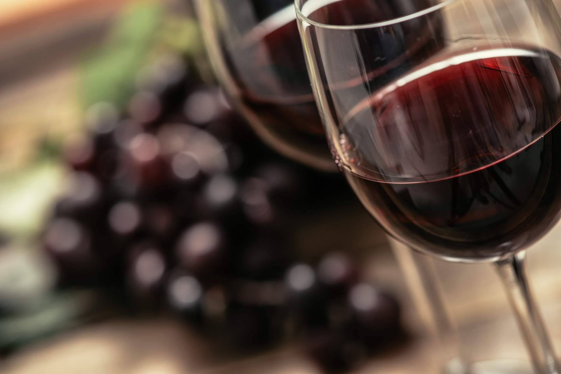 ¿Cuáles son los aspectos que influyen en el precio del vino tinto de Vinoenbox.com?