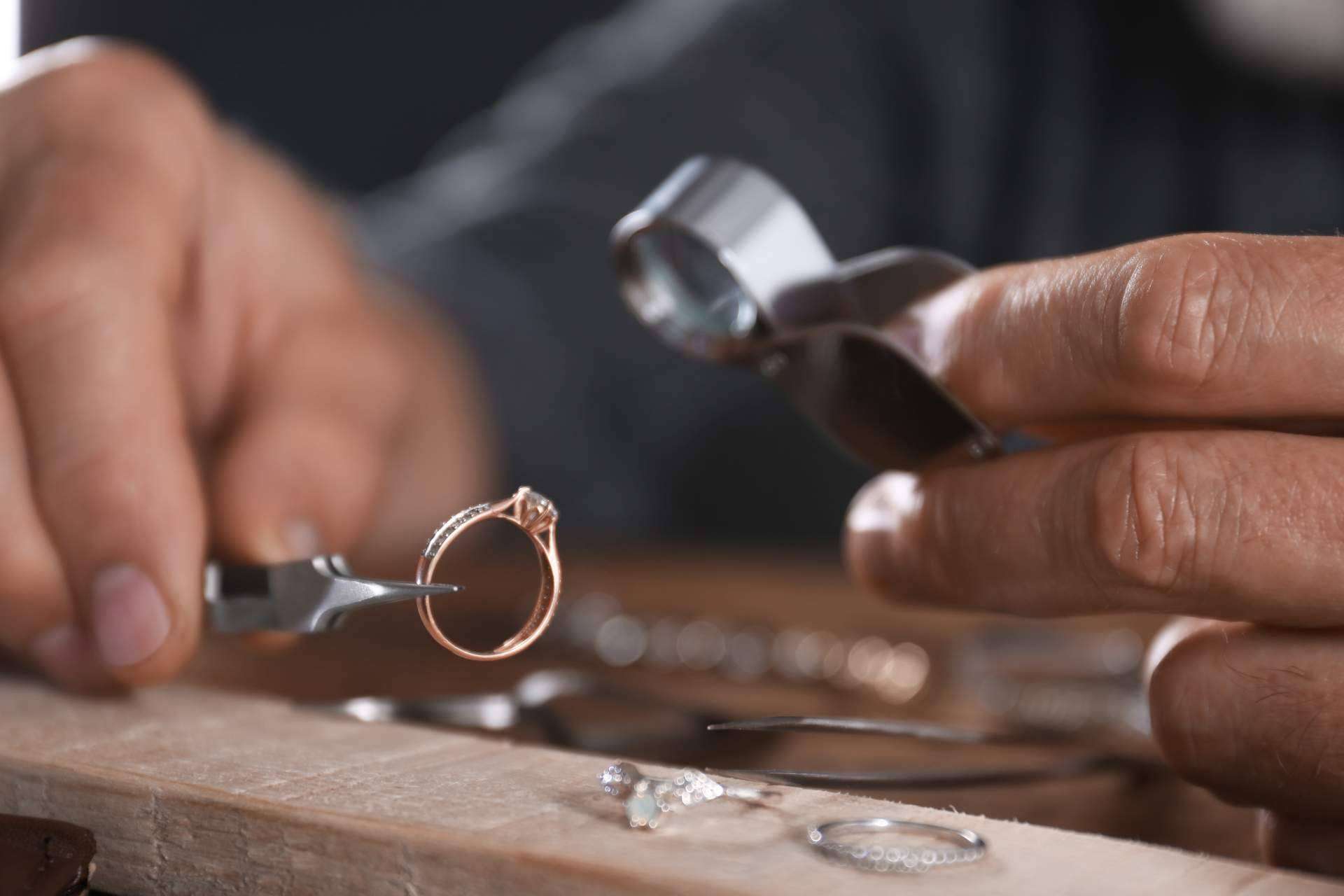 ¿Por qué optar por un anillo de compromiso de oro blanco?