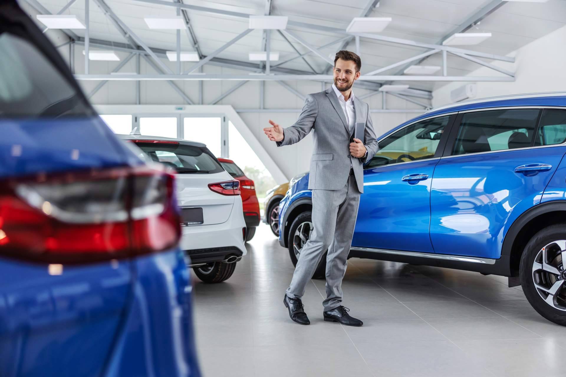 Coches de alta gama en un concesionario multimarca en Murcia