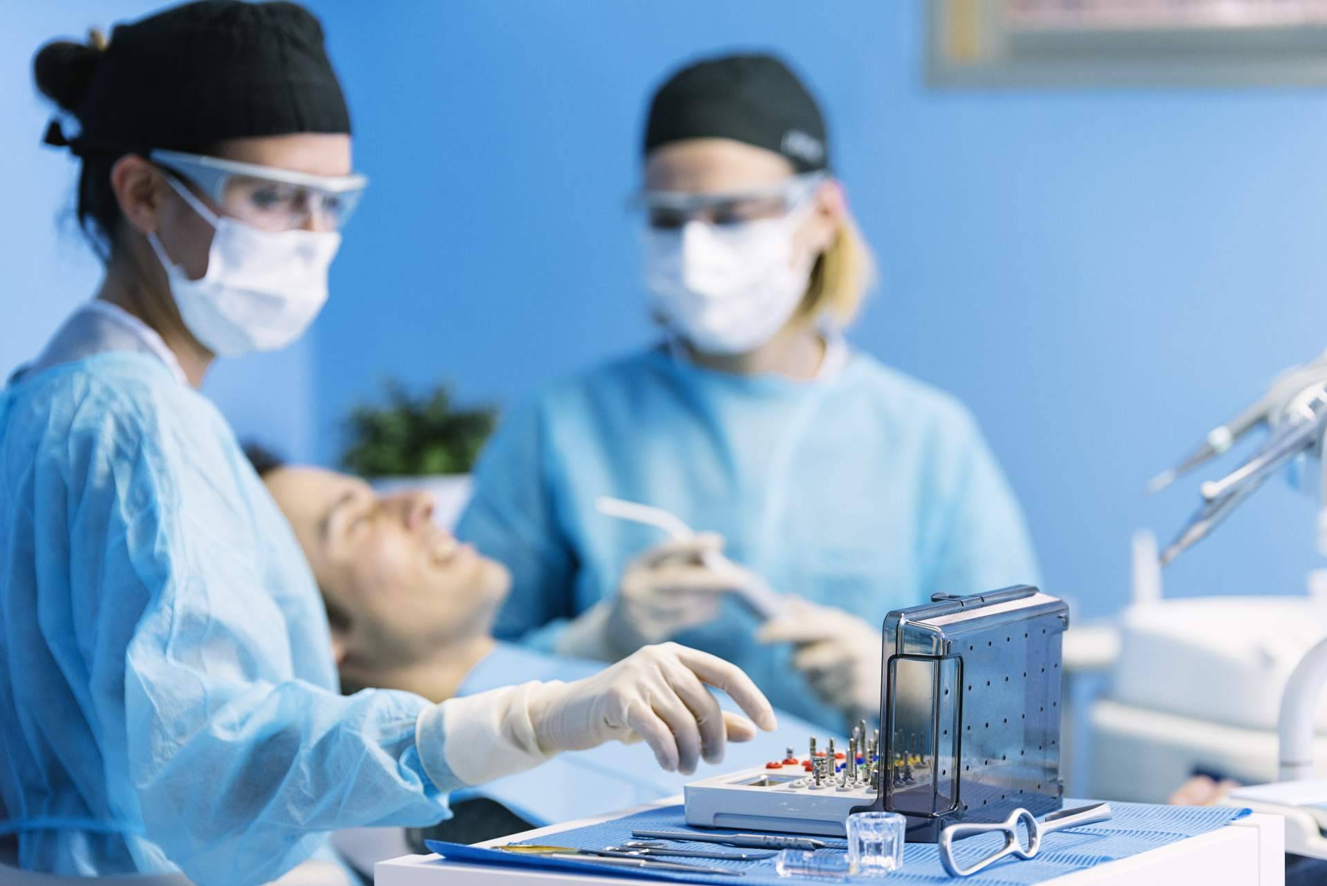 Los profesionales de la Clínica Marta Vallés ofrecen cirugía oral y maxilofacial en Torrevieja