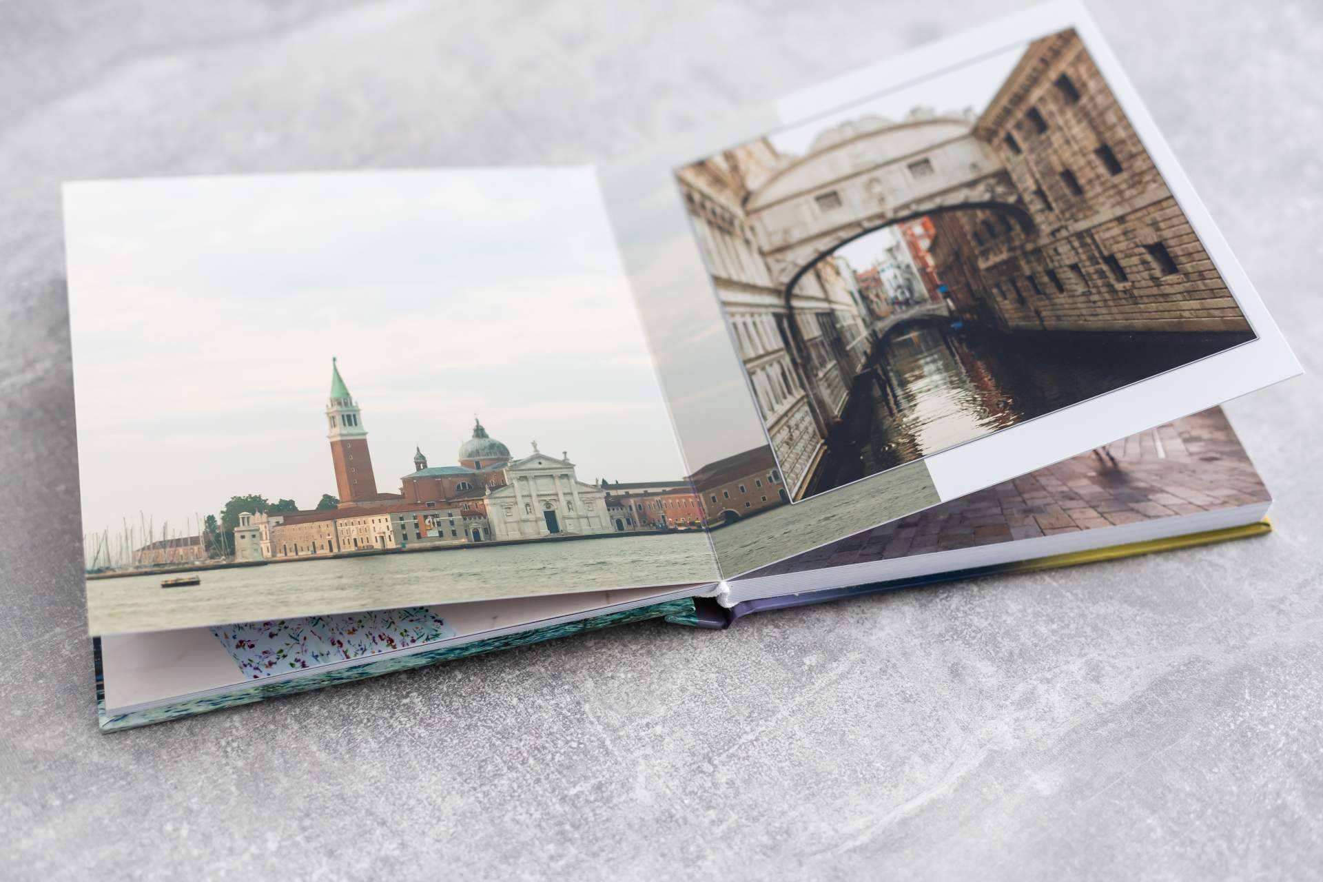 Los álbumes de viajes físicos siguen resistiéndose a la tecnología a la hora de guardar los mejores recuerdos, por Álbum de Fotos