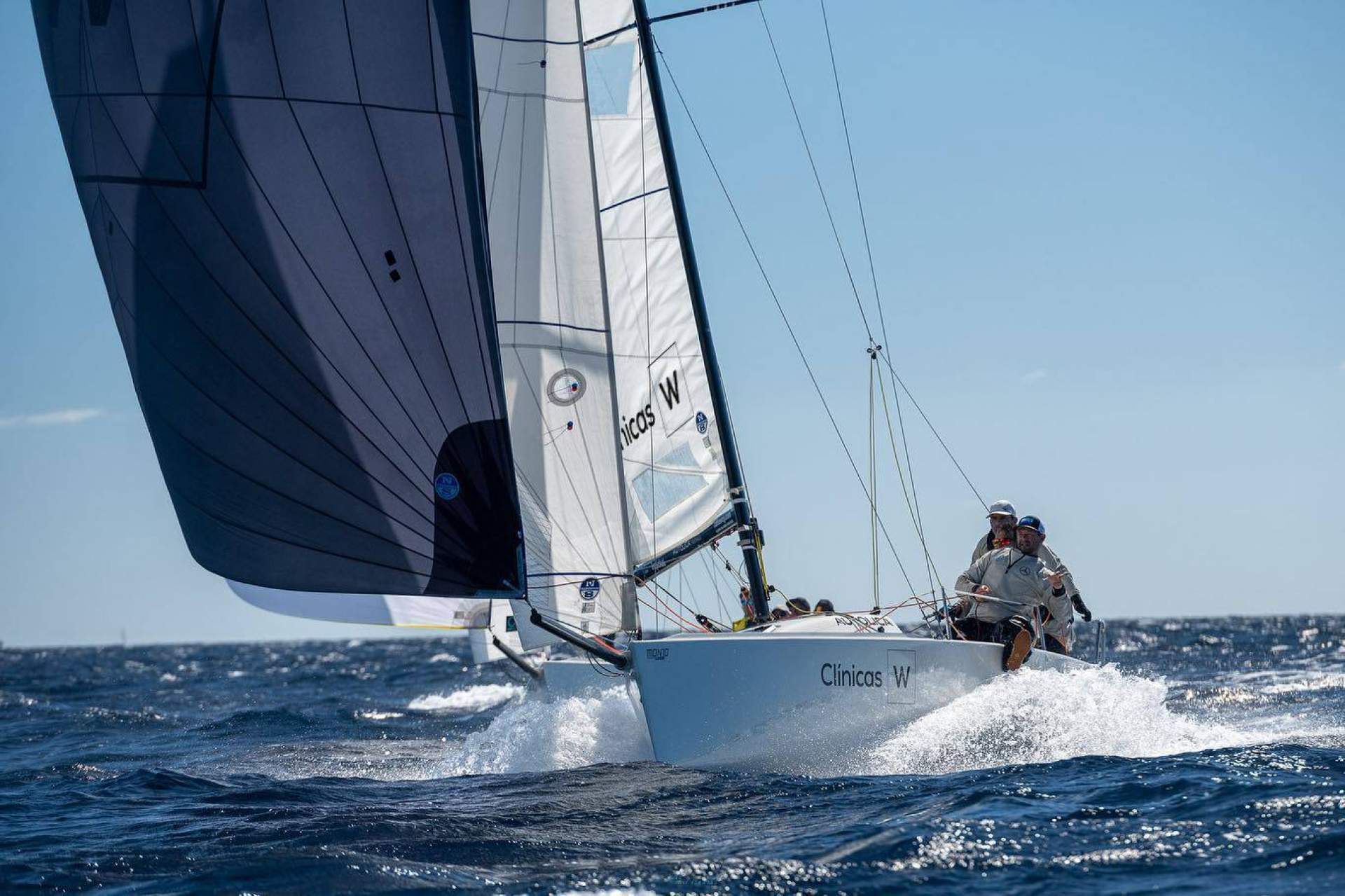 En el mundial de J70 se estrena el nuevo equipo de regatas 'Clínicas W Sailing Team'
