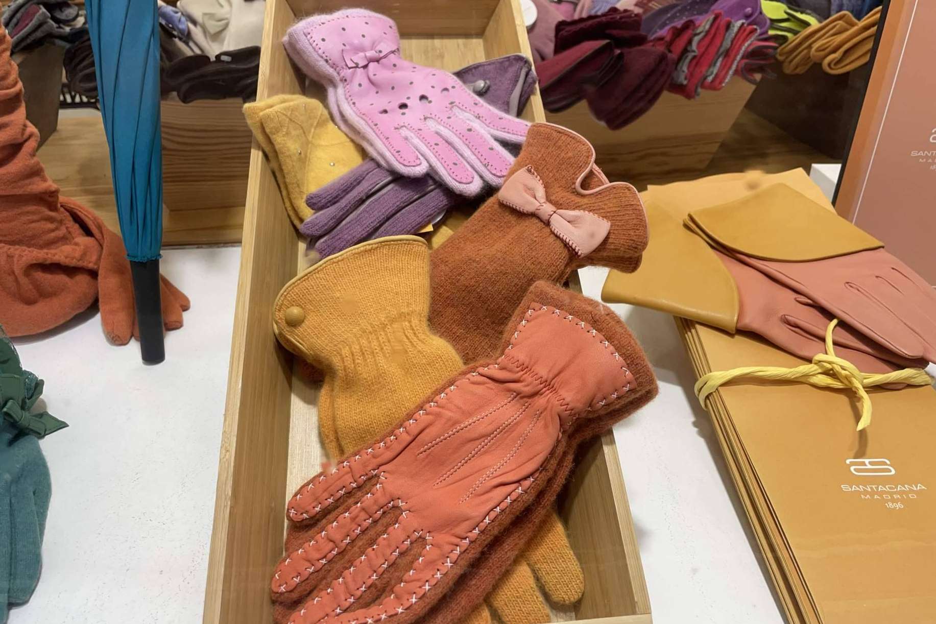 Santacana presenta los nuevos guantes de lana reciclada