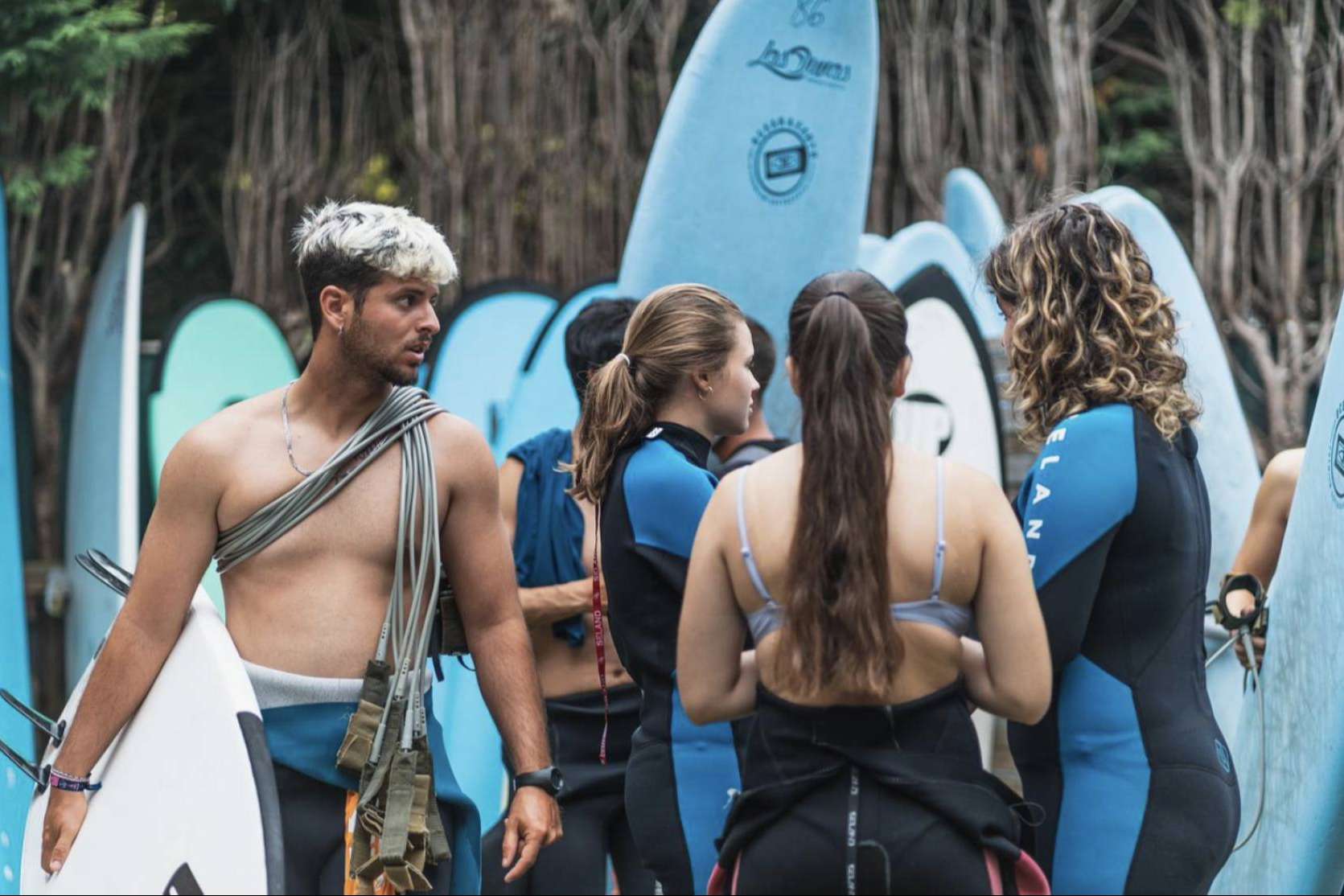 Family Surfers - Surfcamp Las Dunas invita a las personas a unirse a su escuela de surf este invierno con una oferta especial de alojamiento gratuito
