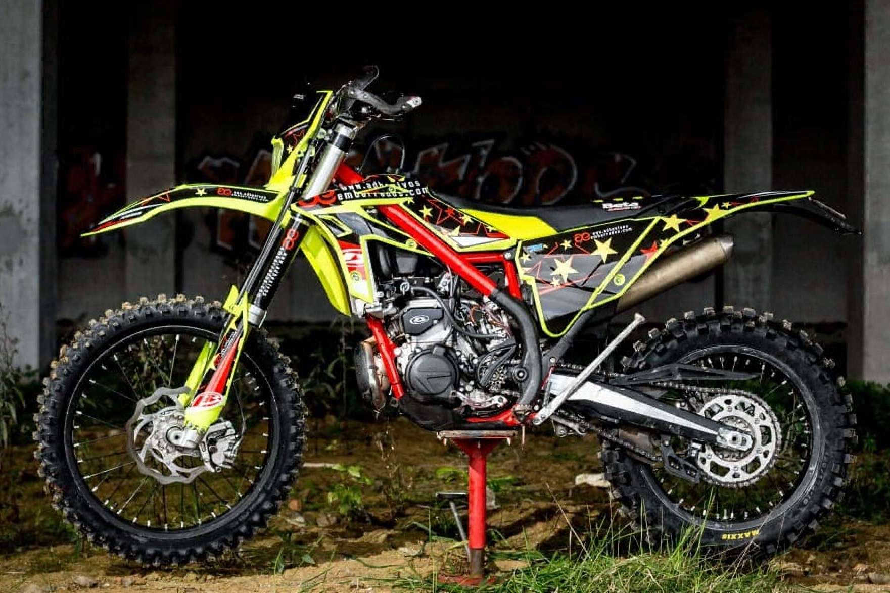 Plásticos y adhesivos para motos de cross y enduro en el catálogo de ADHESIVOSEMBARRADOS