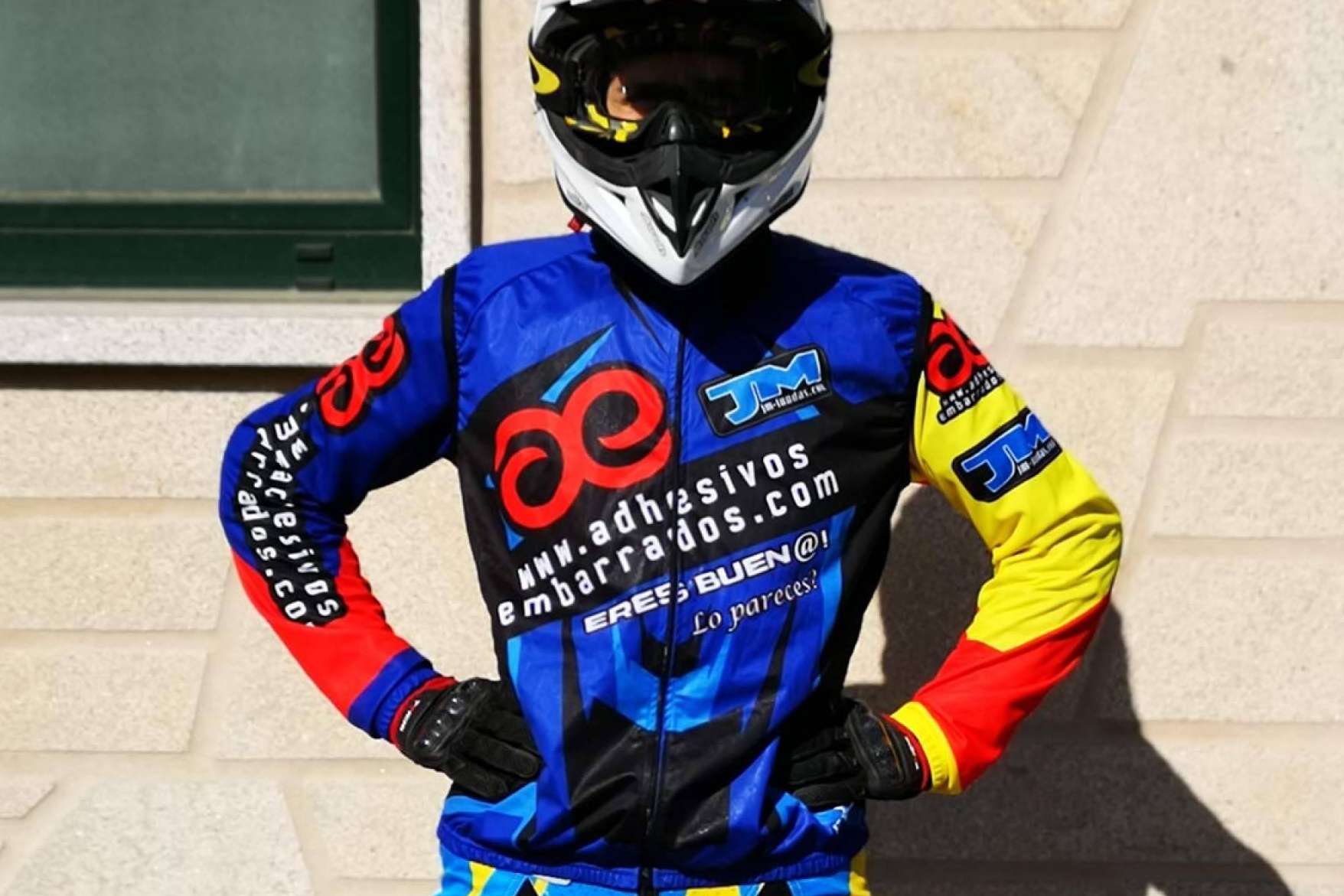 ADHESIVOSEMBARRADOS ofrece ropa personalizada para motocross, enduro y trail