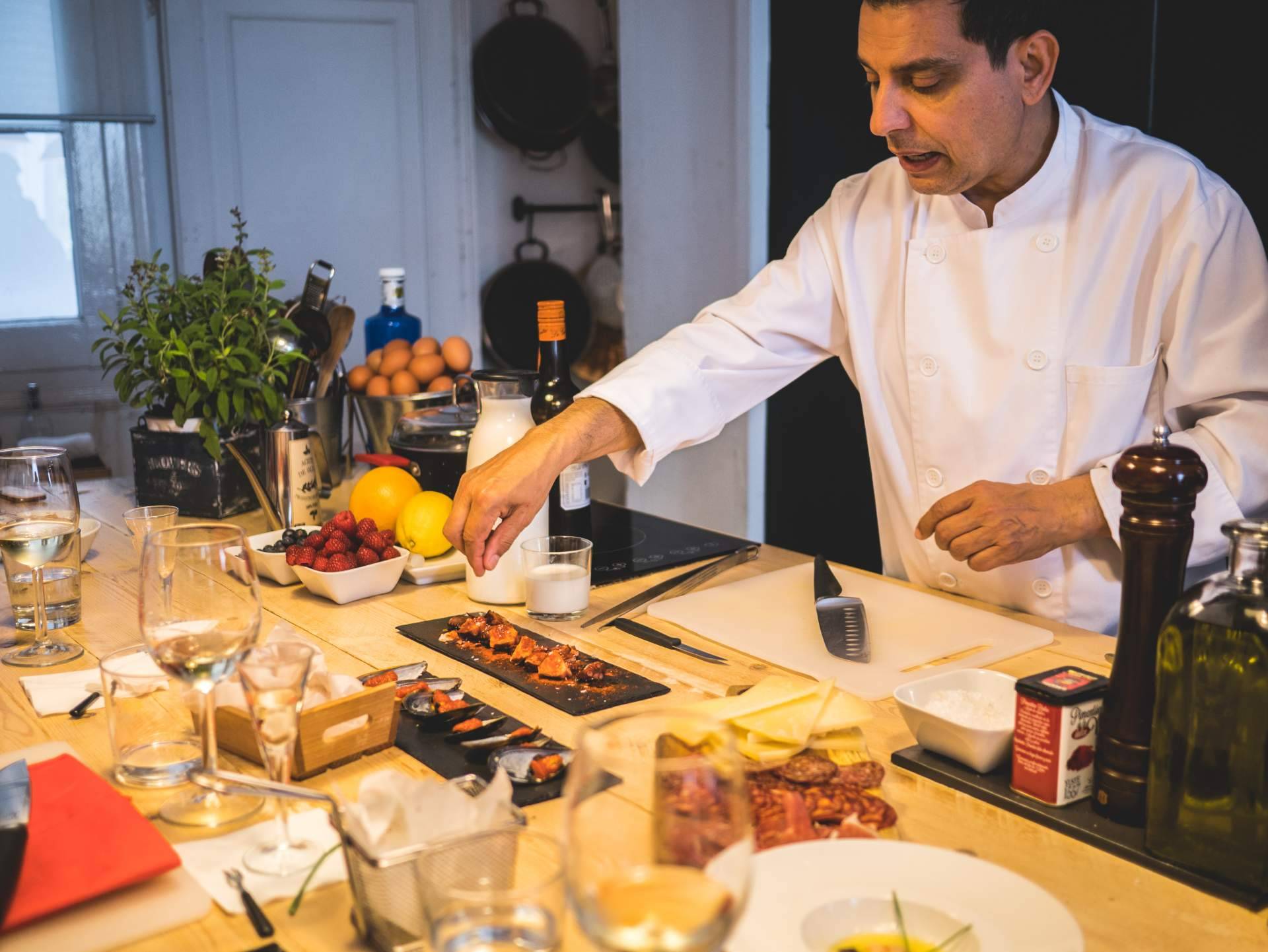 Unirse a un grupo abierto o hacerlo como grupo privado, para particulares y empresas, la experiencia Paella cooking class de Just Royal BCN