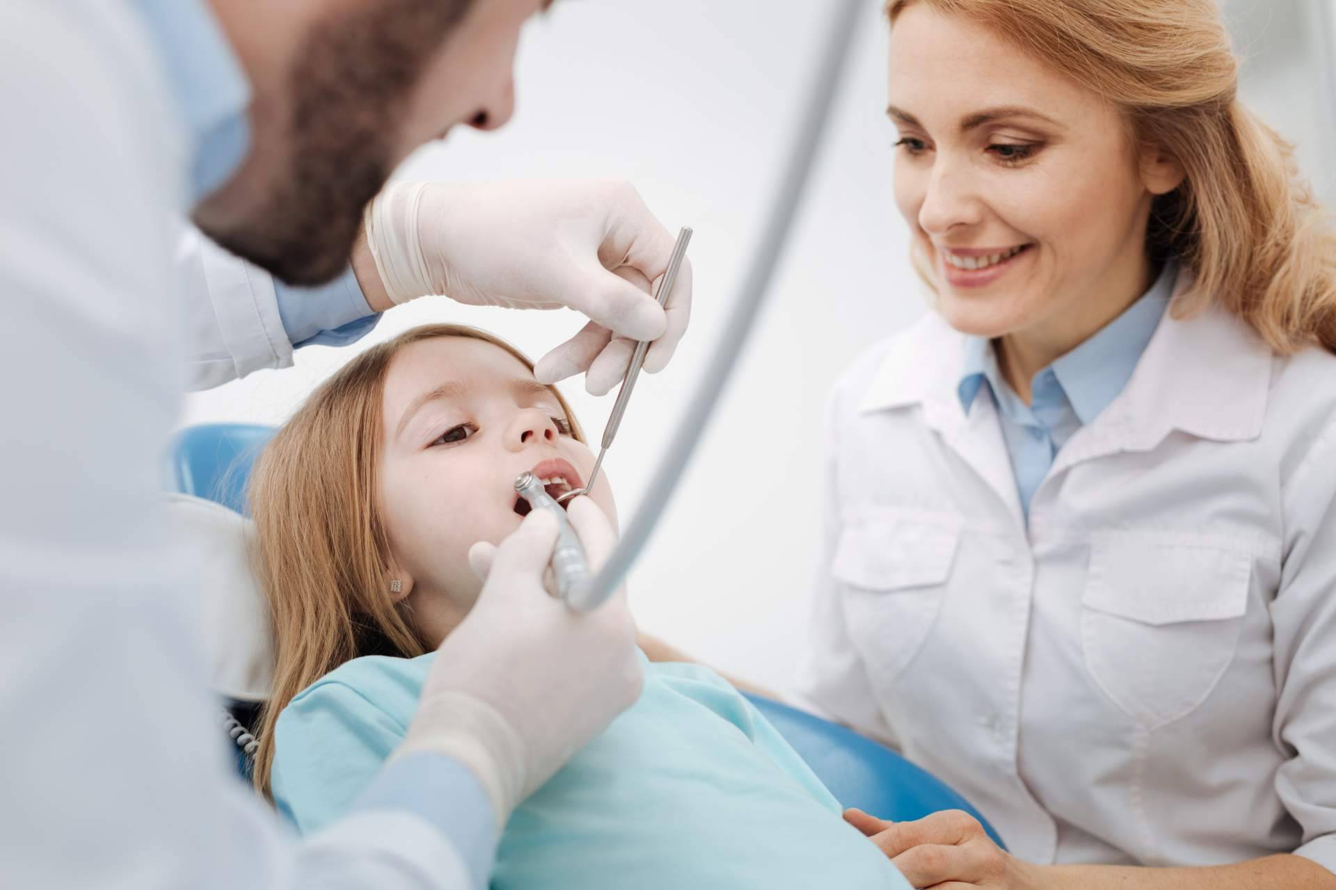 Cuidar la salud bucodental de un hijo con los servicios de esta clínica dental de Chamartín