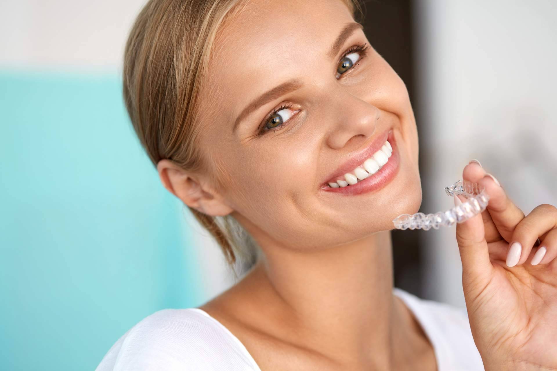 Corregir la sonrisa de forma estética con Invisalign en Sevilla, de la mano de Clínicas Dental Bell