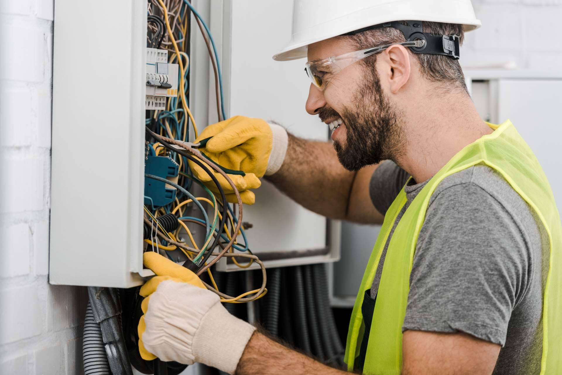 Soluciones González pone a disposición de sus clientes un equipo de electricistas Málaga 24h para solucionar cualquier urgencia