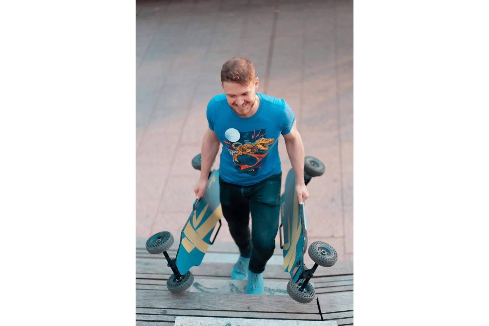 Las diferencias entre el skateboard eléctrico vs. scooter eléctrico, de la mano de Tomahawk Skateboard