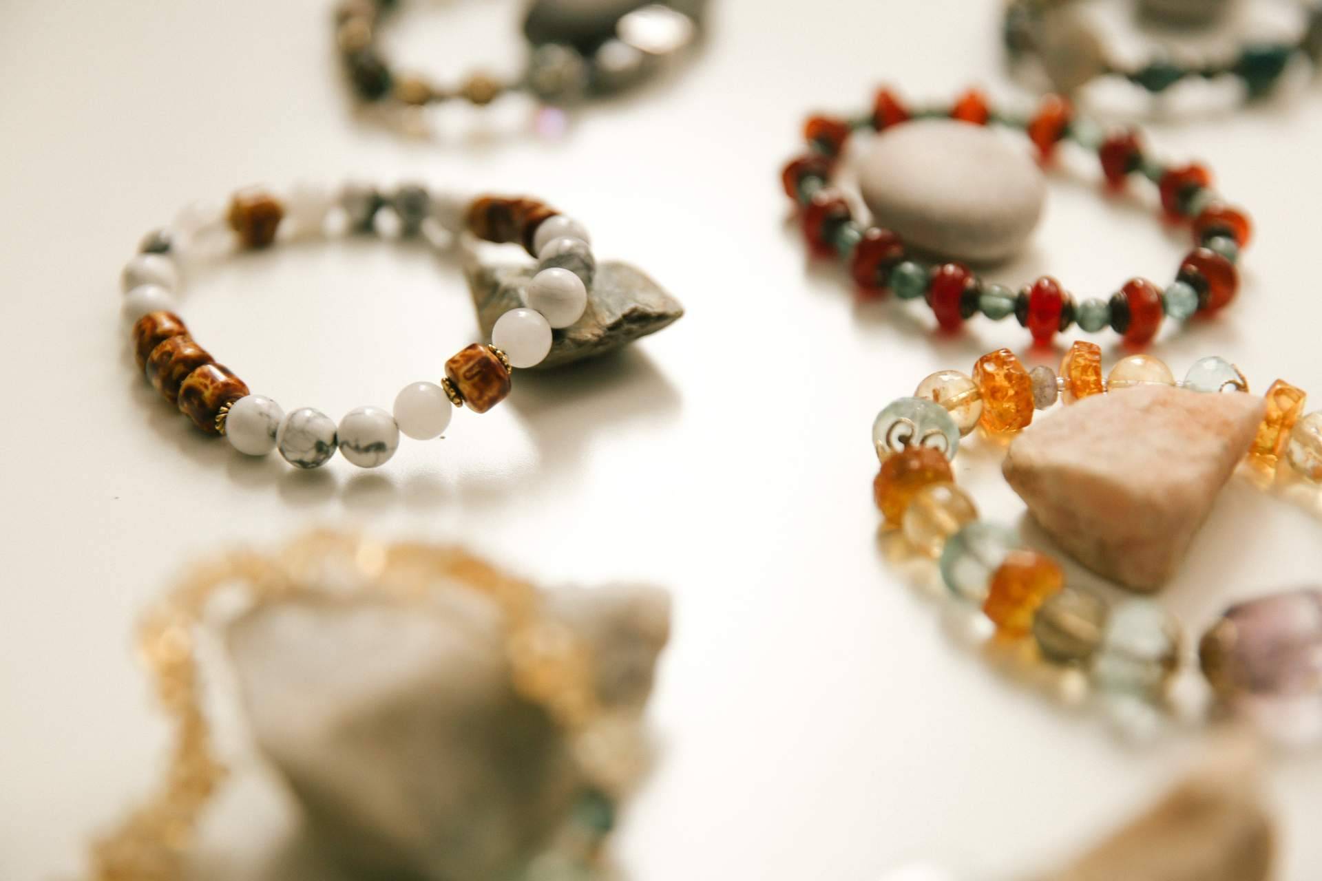 Piedras naturales relacionadas directamente con cada uno de los chakras, de la mano de Tierra de Gemas