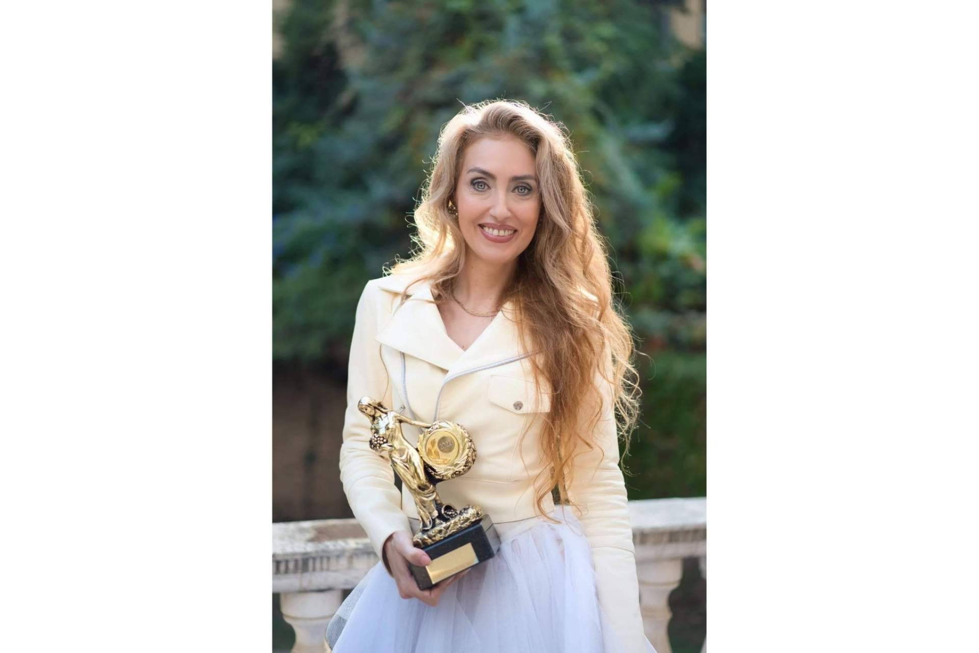 Miriam Victoria recibe el premio Oriana a la cultura 2022 y presenta su proyecto solidario 'El Armario de Miriam Victoria'
