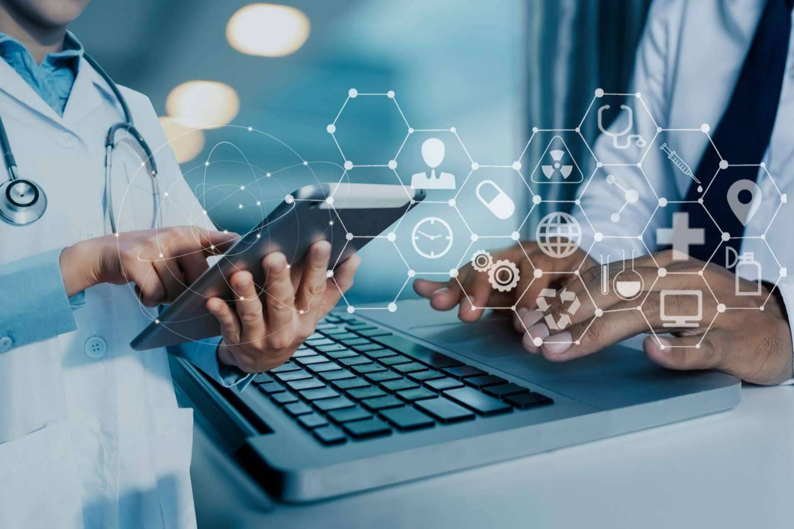 ¿Cuáles son los beneficios de la implementación de tecnología en los hospitales y centros sanitarios?