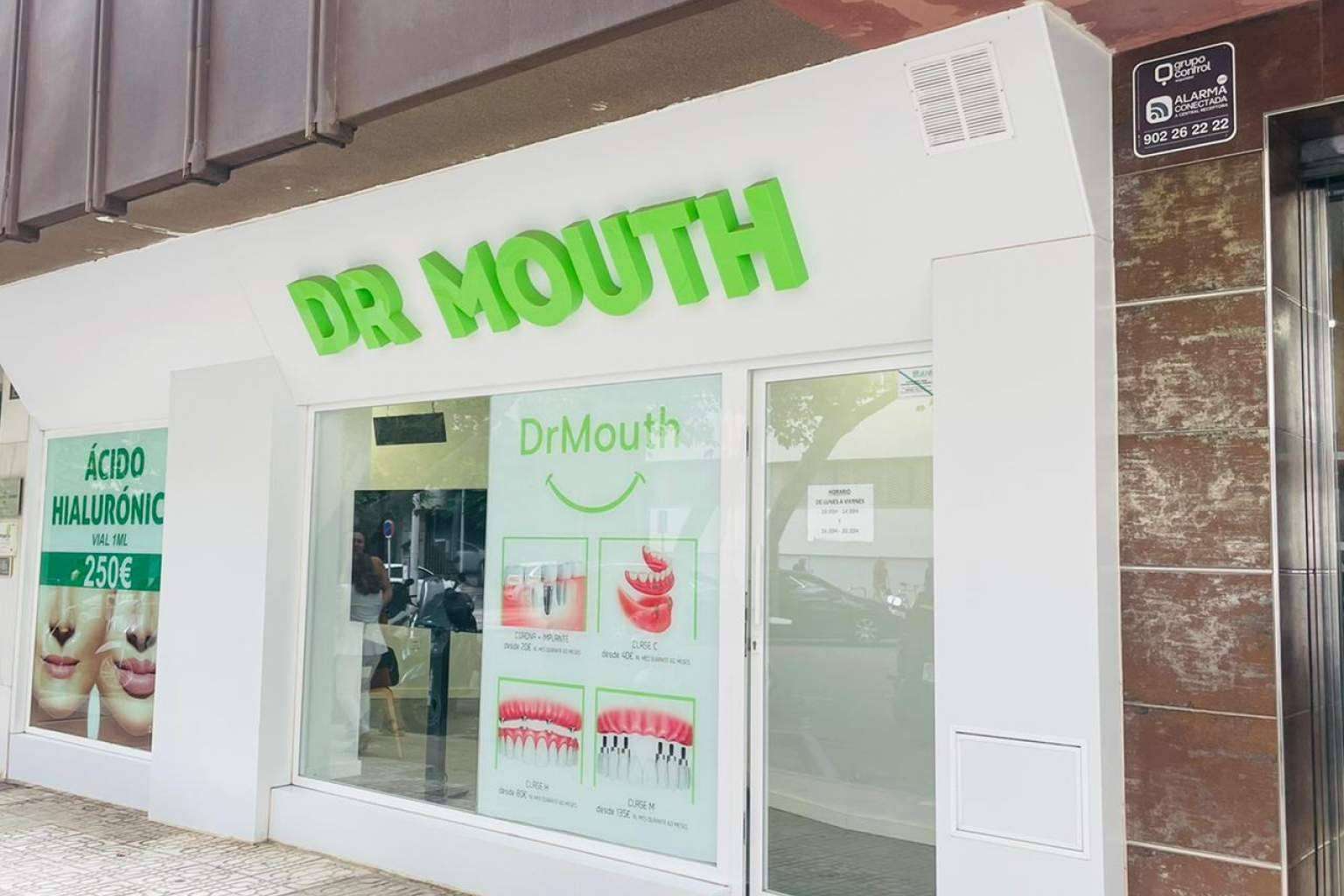 Ayudas para implantes dentales con la clínica DrMouth
