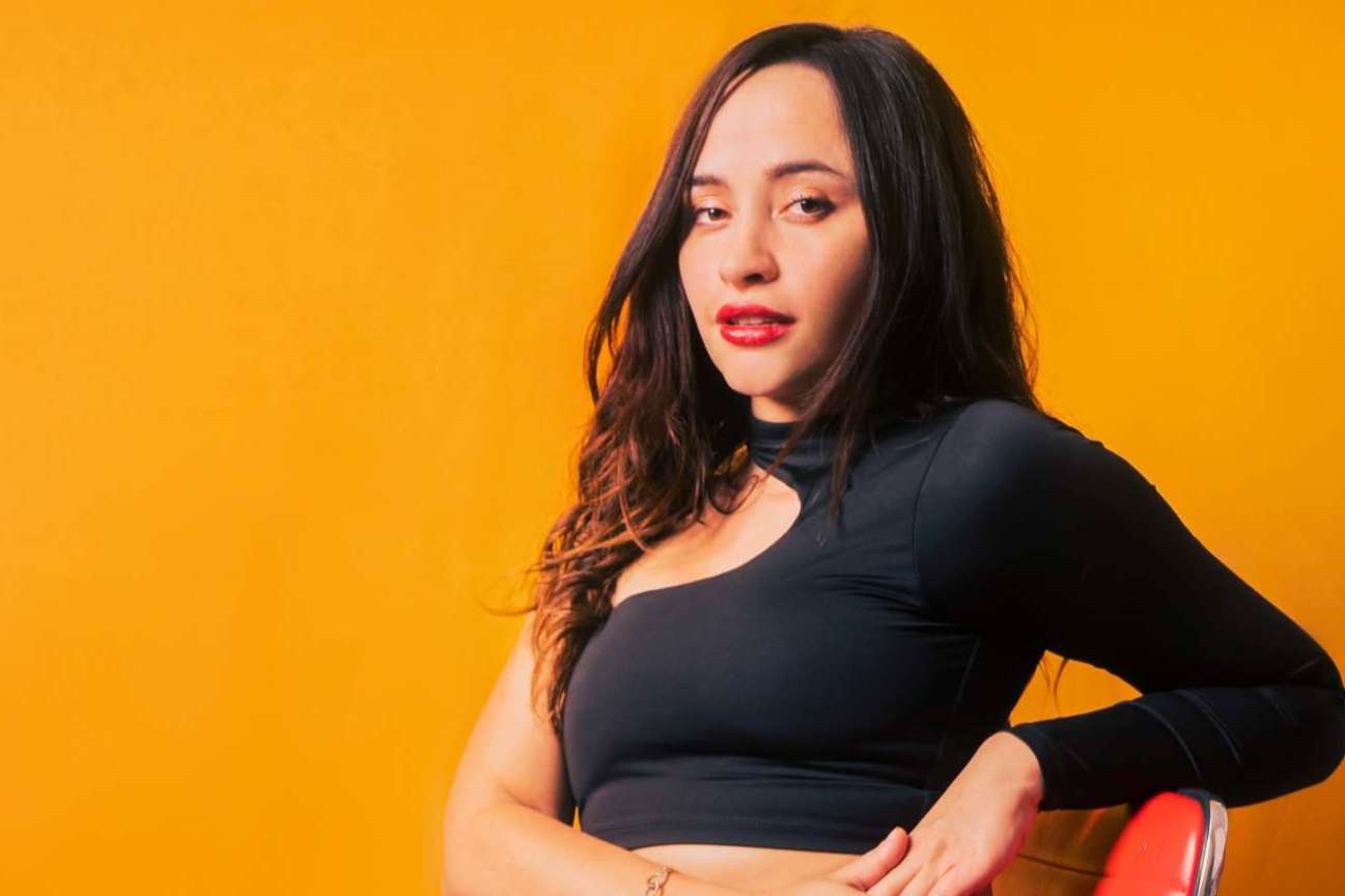 La ingeniera de vídeo, Vj Alejandra, está detrás de los grandes shows de reggaetón