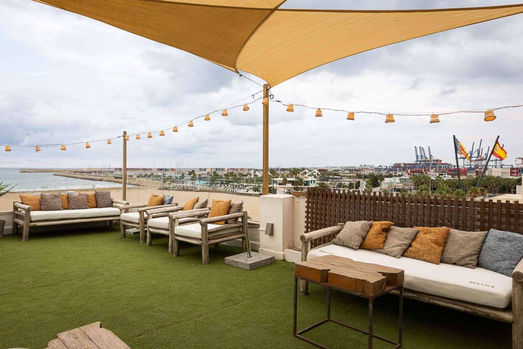 Sabbia by Gabbeach, un restaurante mediterráneo que cuenta con un hotel de diseño único localizado cerca de la playa de Las Arenas