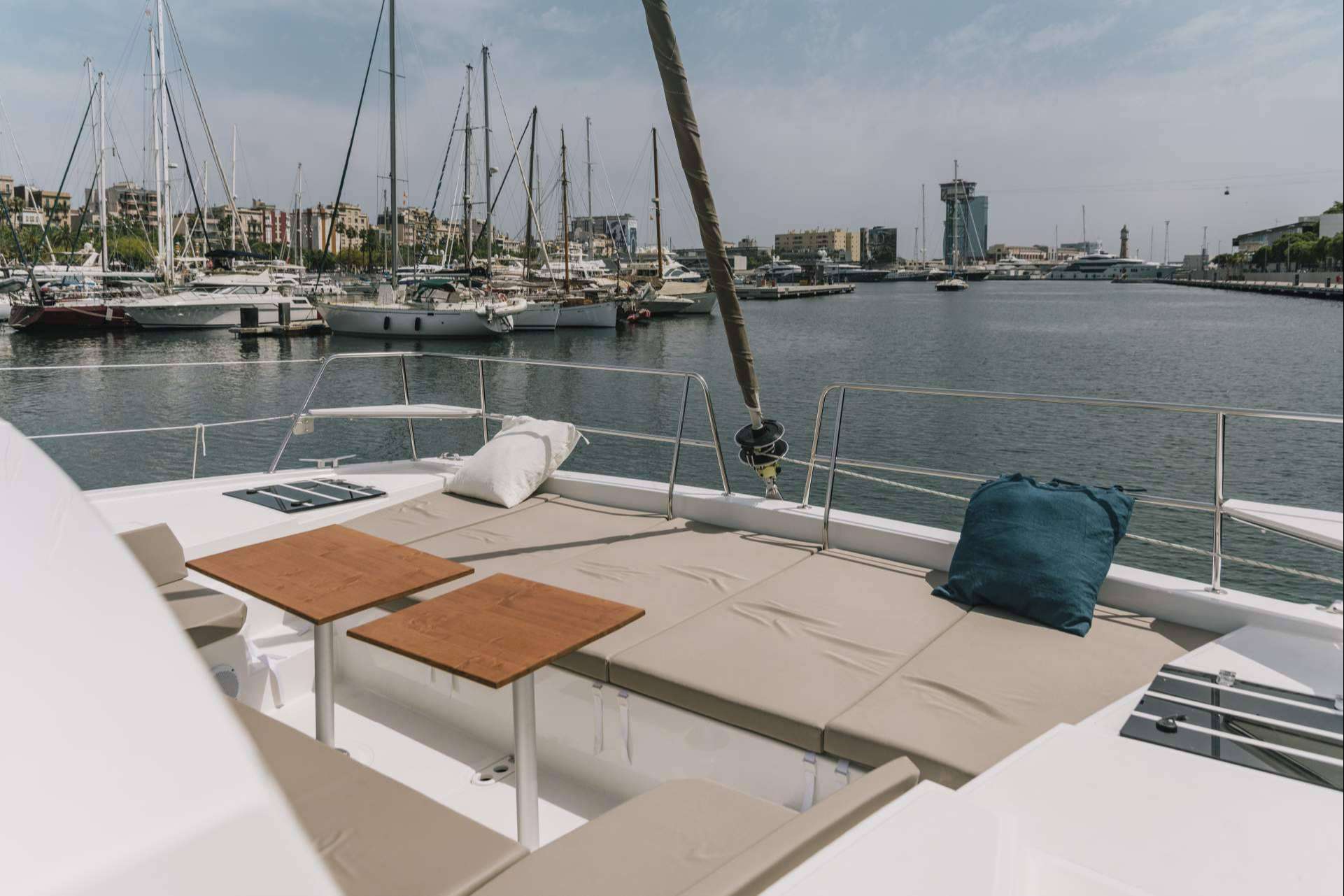 Disfrutar de un catamarán privado en Barcelona con Sondevela