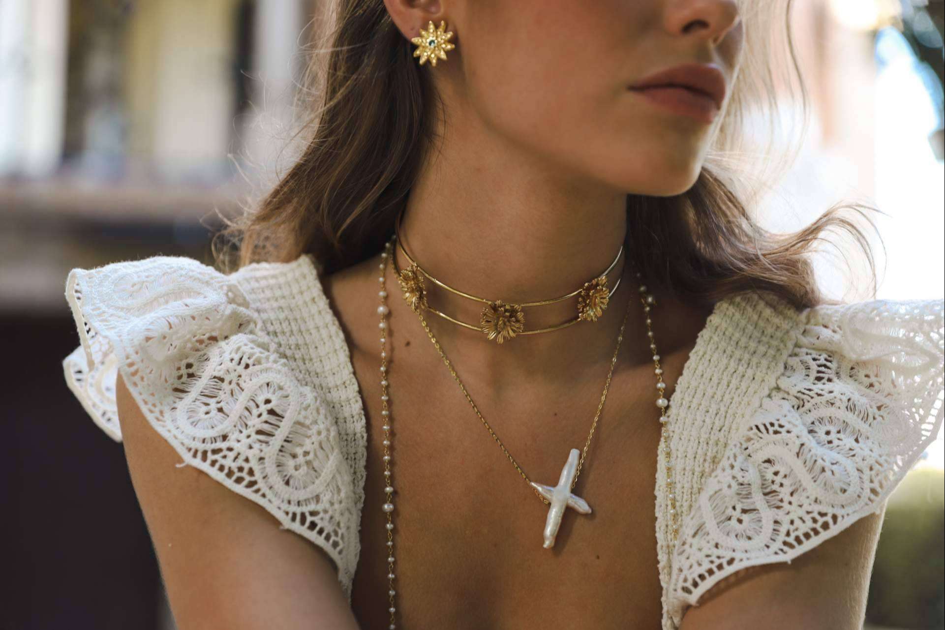 Combinar collares artesanales es una tendencia que no pasa de moda, según Trepillé