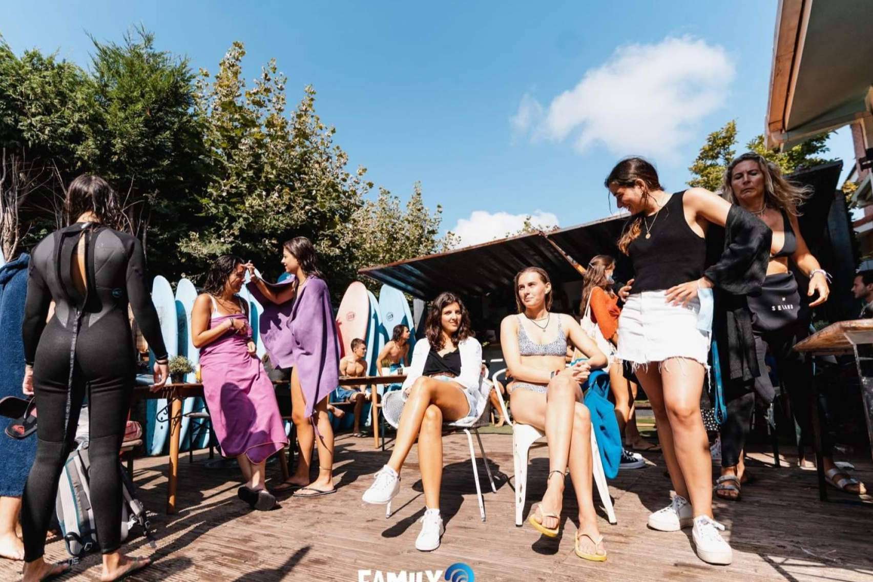 Entre los jóvenes, la propuesta de Family Surfers - Surfcamp Las Dunas se establece como un turismo de moda