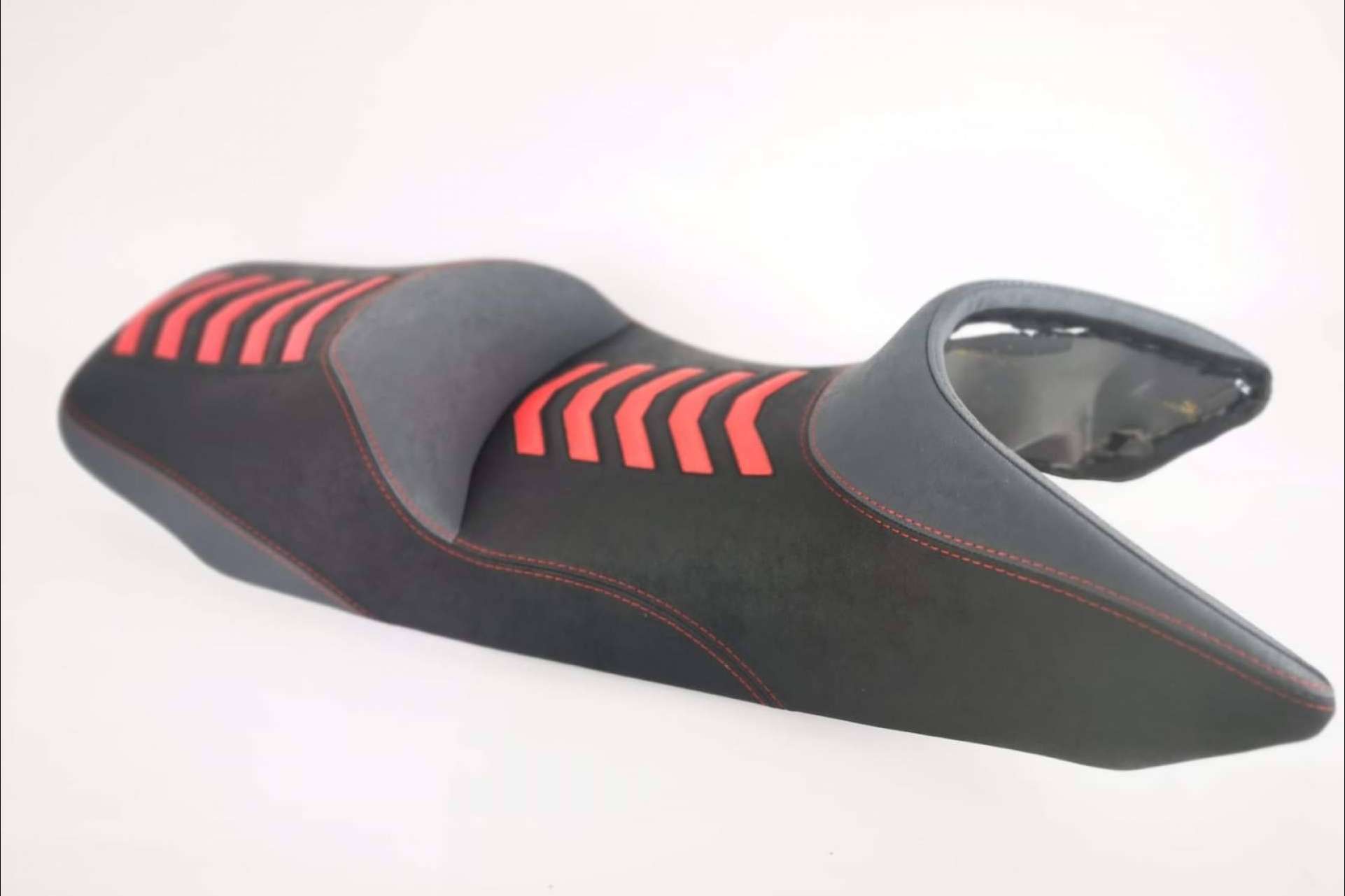 JM-FUNDAS realiza la personalización del asiento de moto para mejorar la experiencia en la carretera
