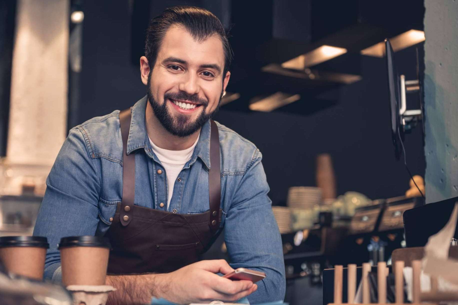 El 53 % de los empleados de primera línea usa su WhatsApp personal hasta 6 veces al día por trabajo, con el consecuente riesgo para la compañía