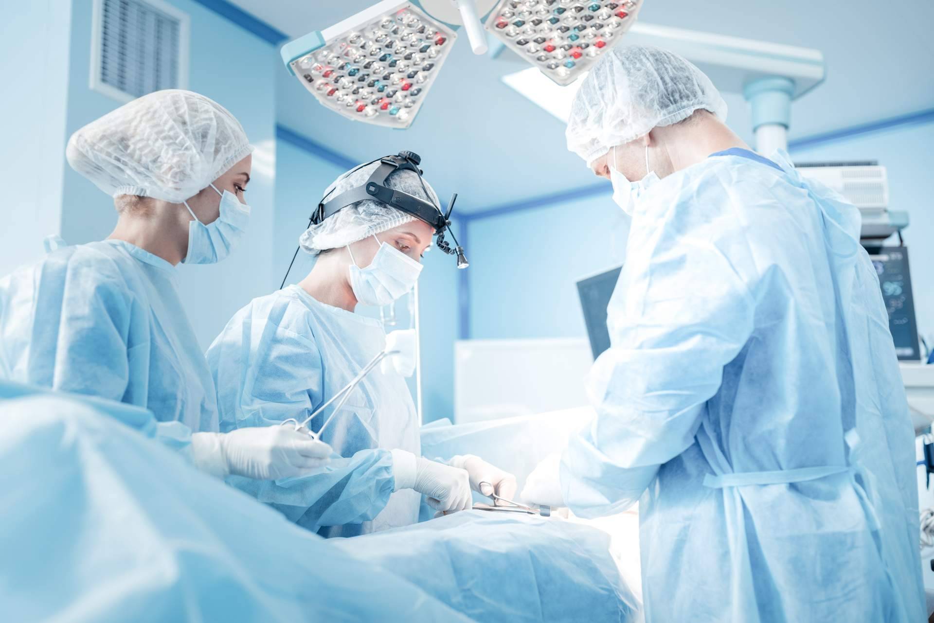 El Doctor Carlos Morales y su novedoso tratamiento láser de la hernia discal