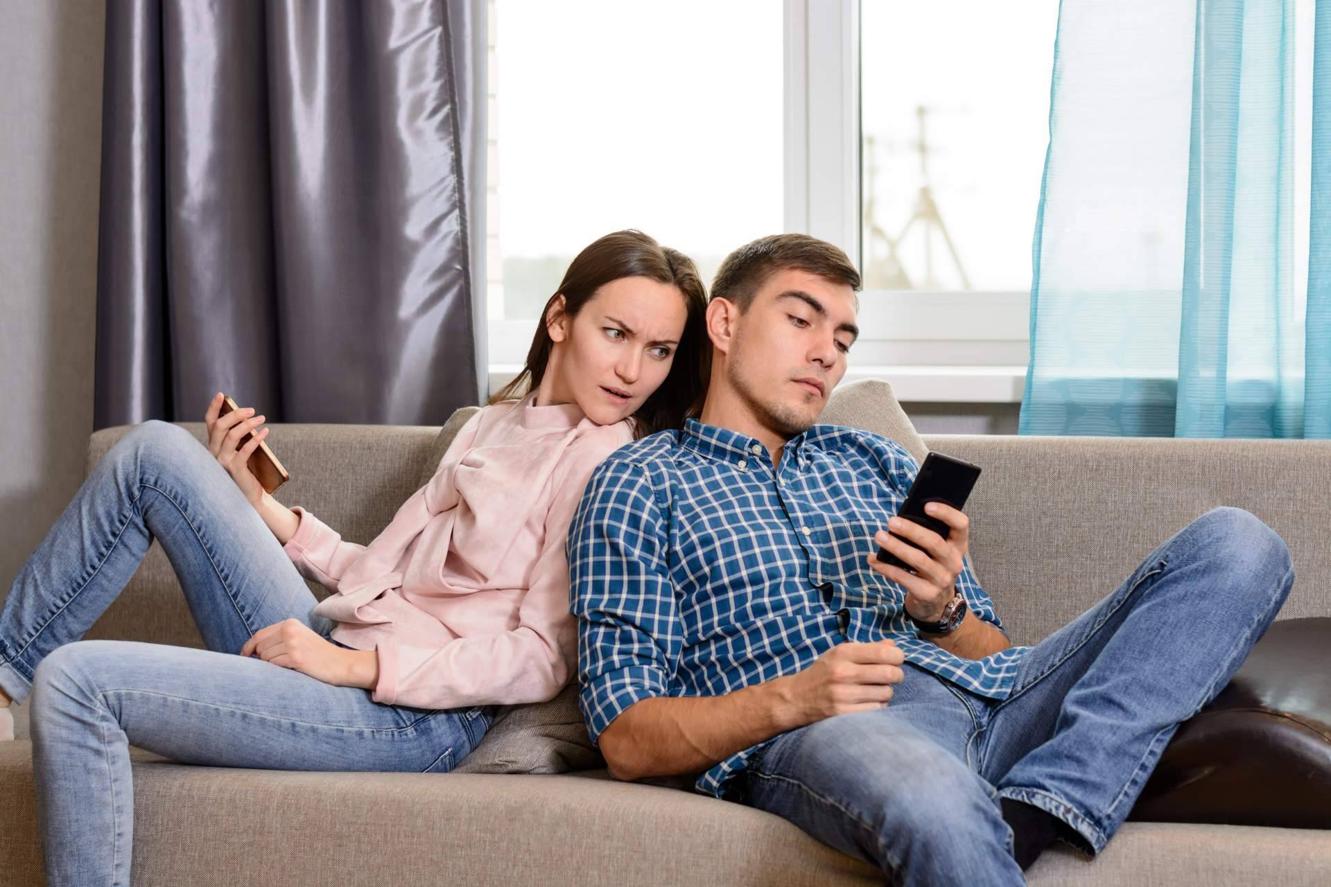 Descubrir con quién habla la pareja por WhatsApp, con la aplicación móvil de Spyphone